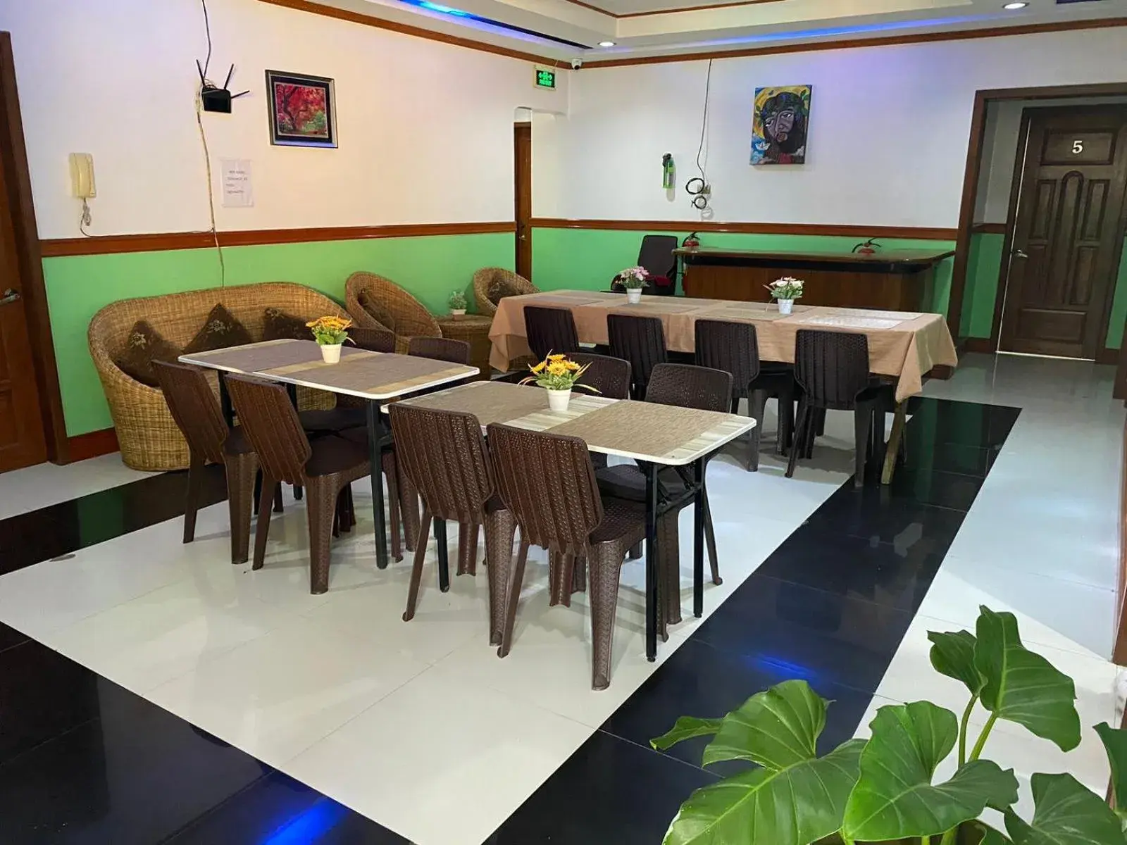 Floor plan, Restaurant/Places to Eat in Garnet Hotel