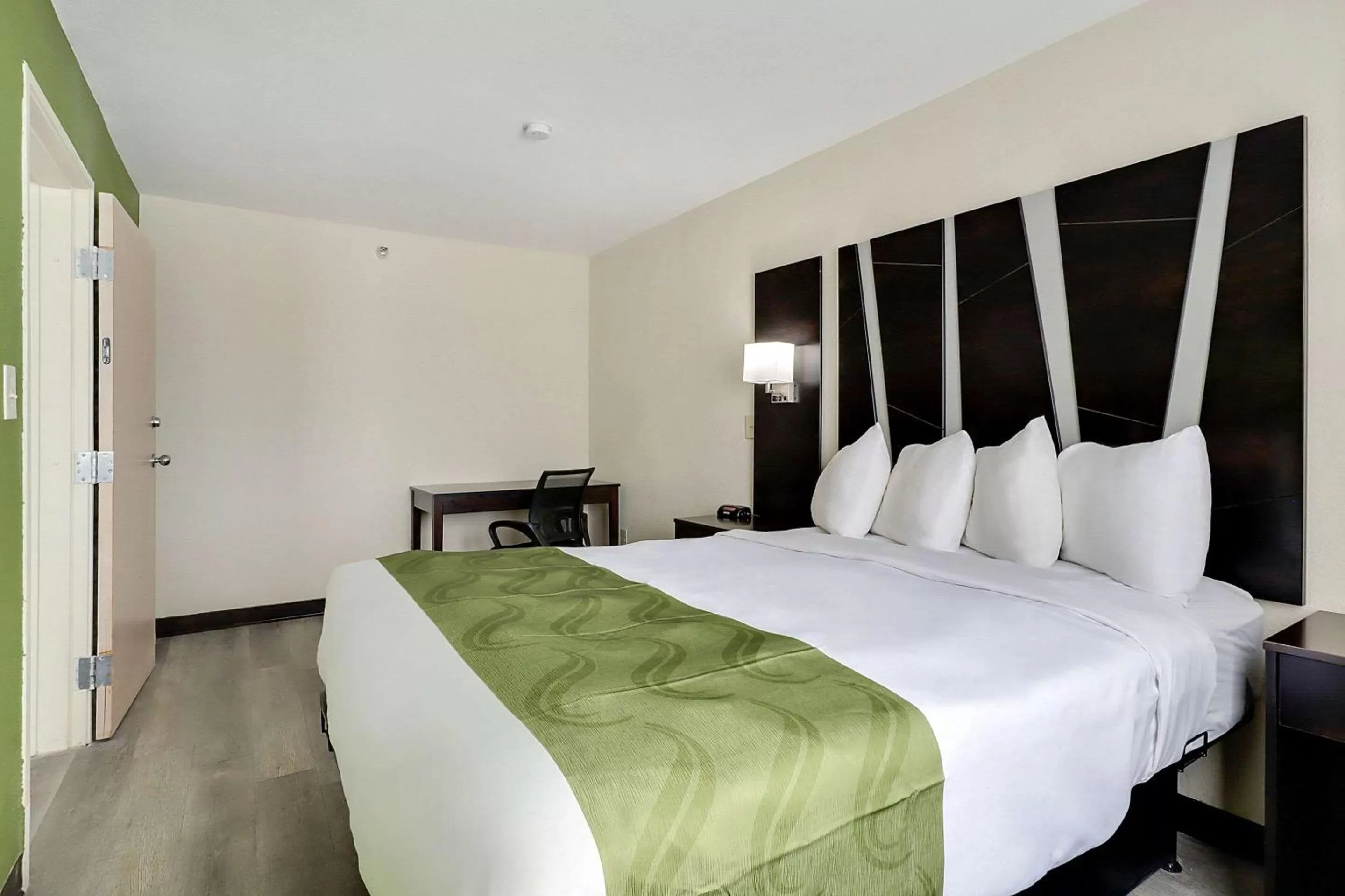 Bedroom, Bed in Quality Suites Albuquerque Airport