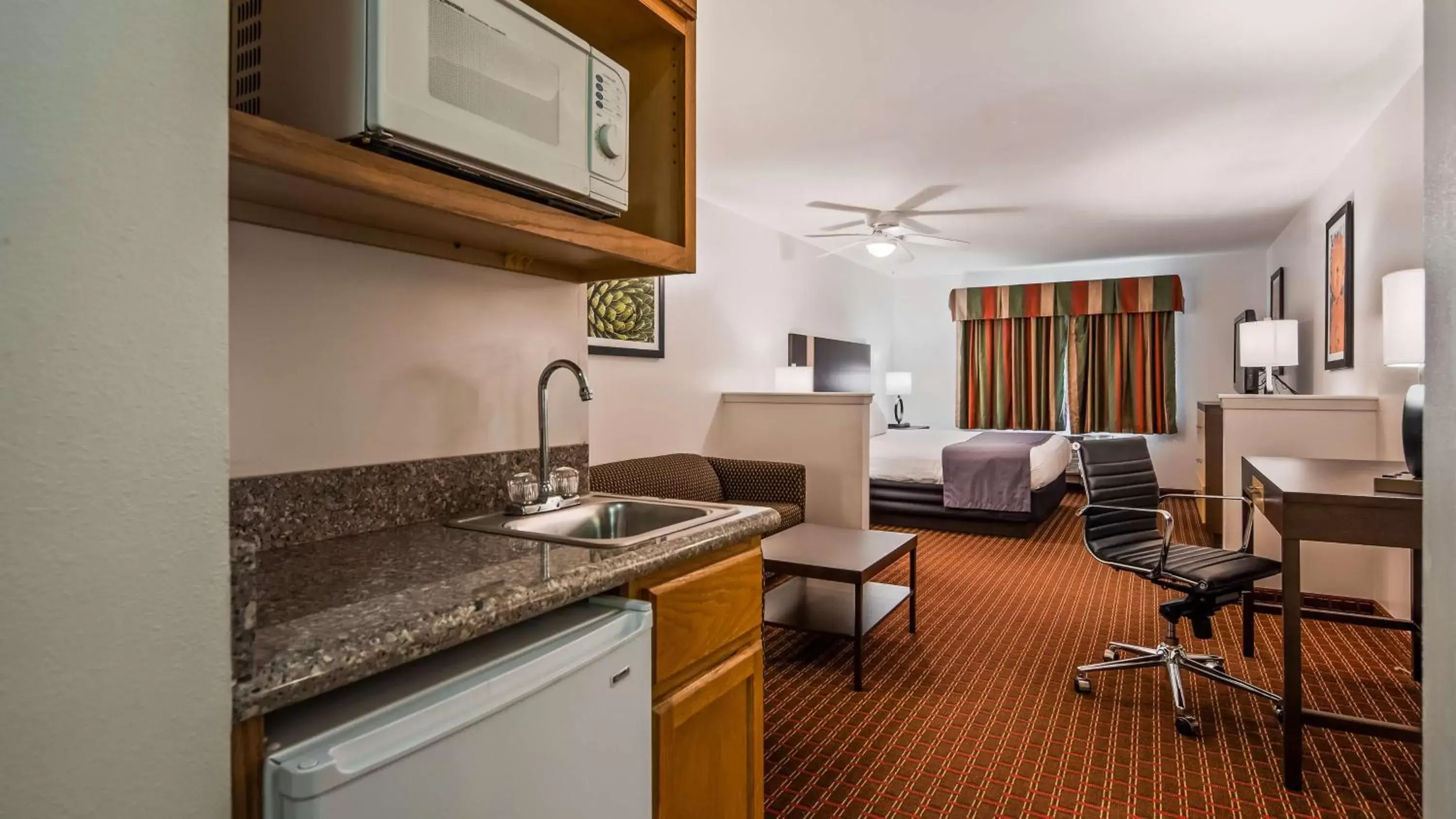 Photo of the whole room, Kitchen/Kitchenette in Best Western Inn and Suites Copperas Cove