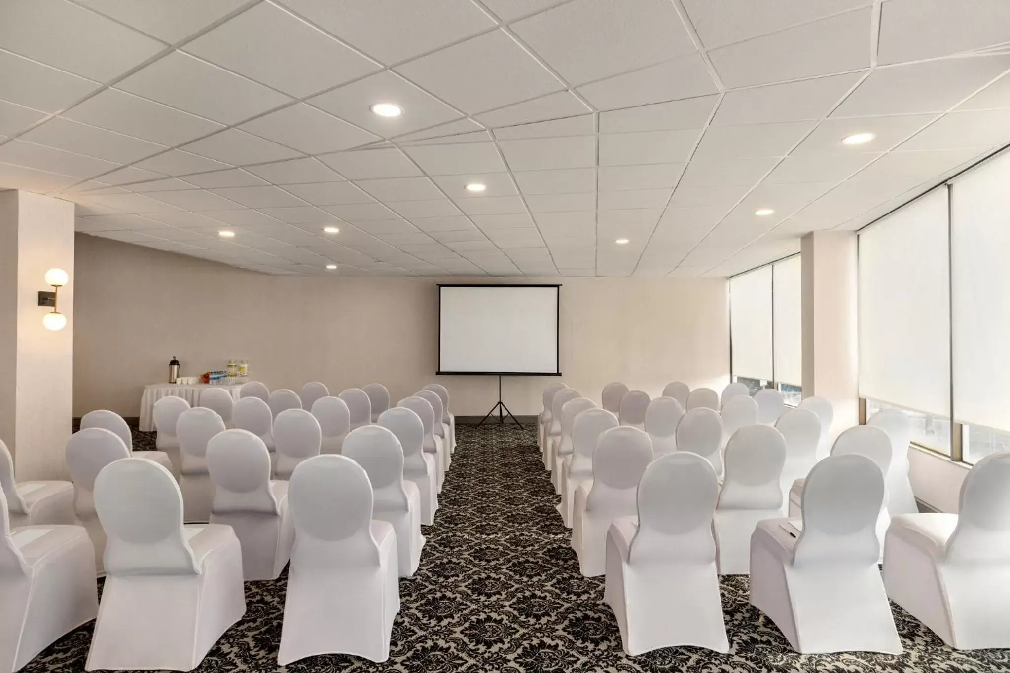 Meeting/conference room in Holiday Inn Philadelphia Arpt-Stadium Area, an IHG Hotel