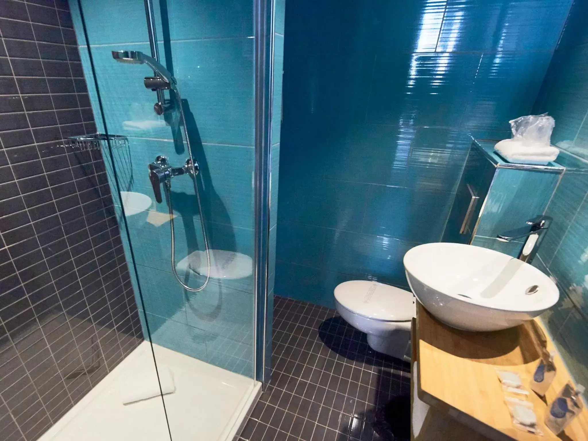 Shower, Bathroom in Kyriad Marseille Blancarde - Timone