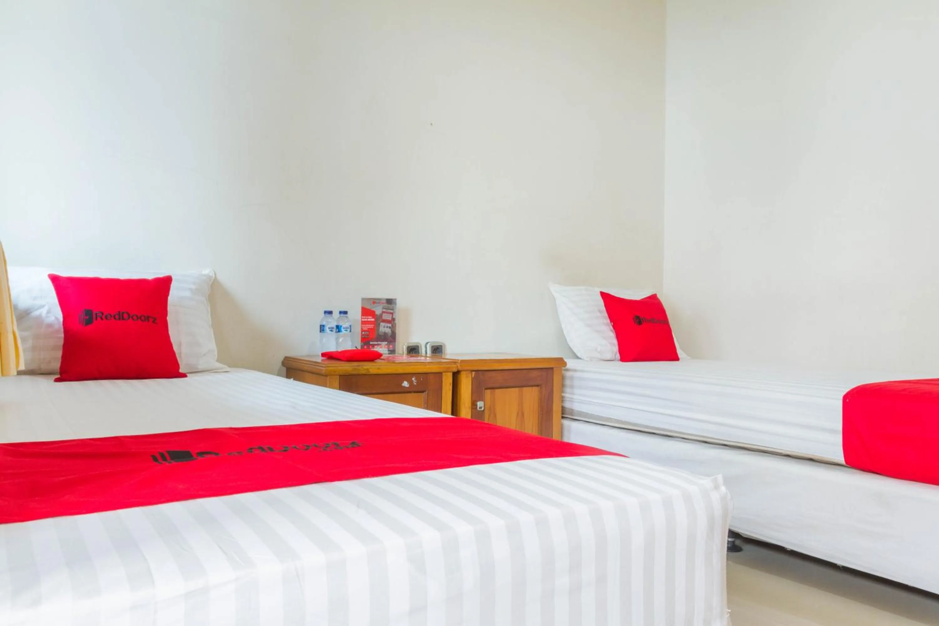 Twin Room in RedDoorz near Pasar Pagi 2 by Cassana