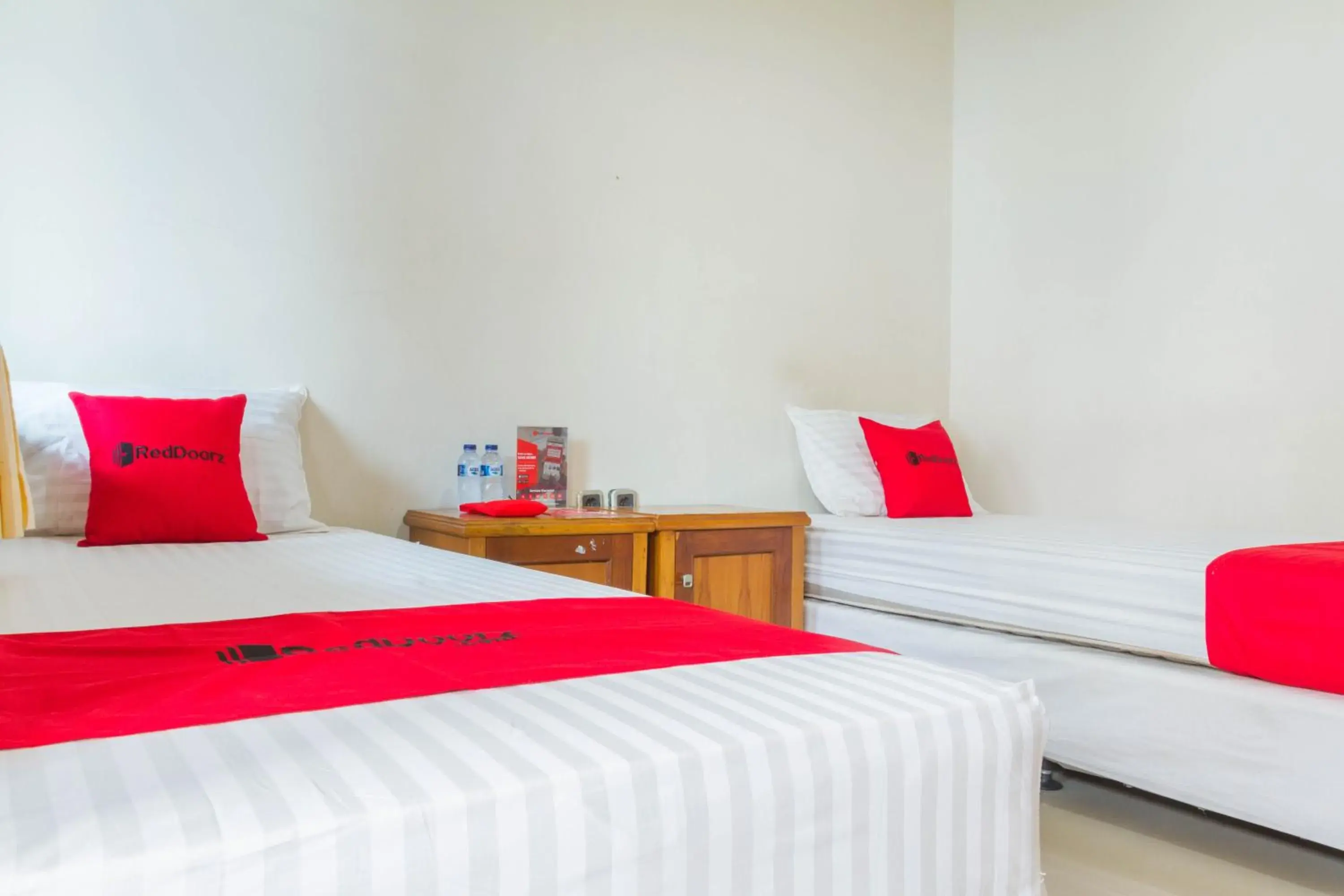 Bedroom, Bed in RedDoorz near Pasar Pagi Cirebon 2