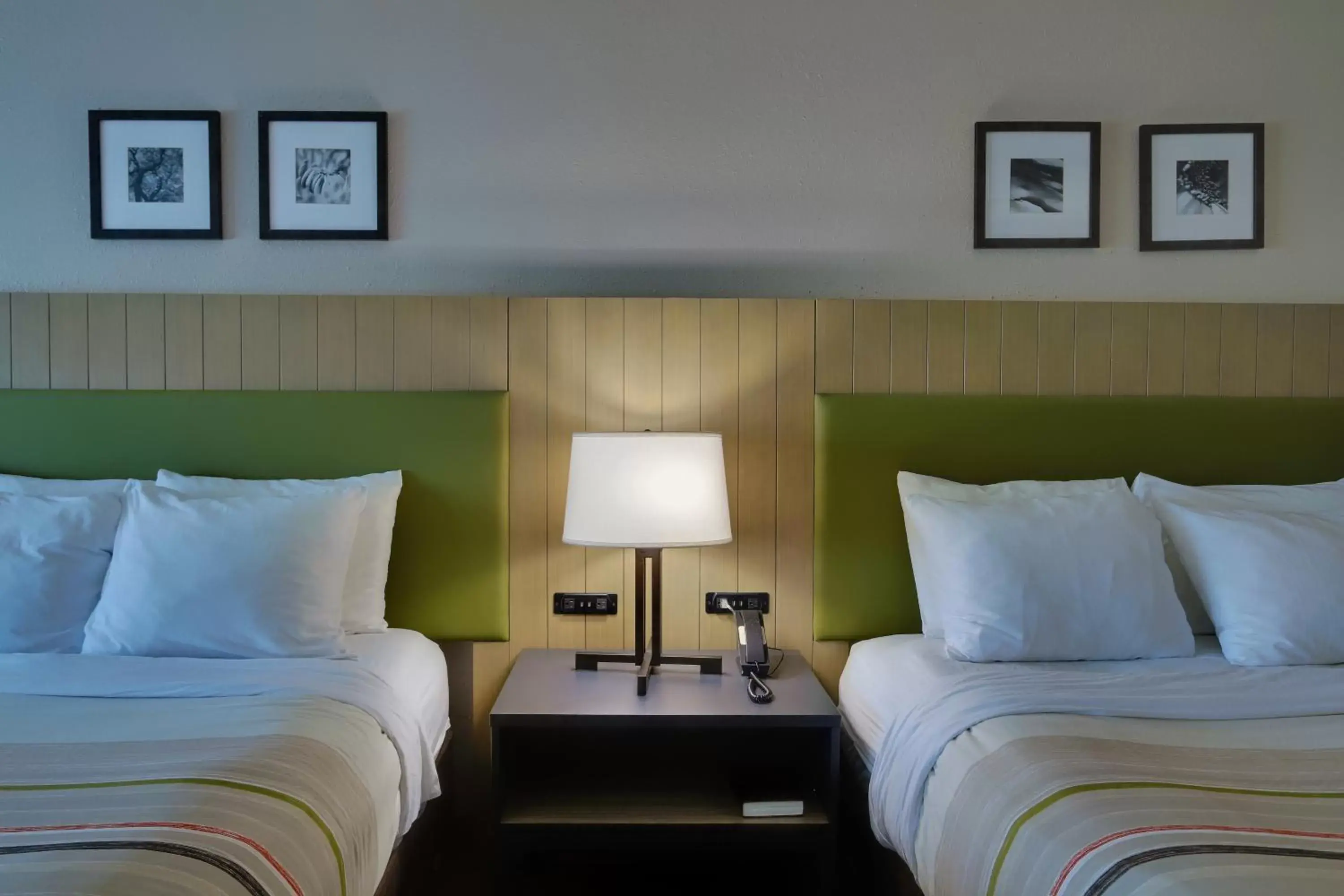 Bed in Country Inn & Suites by Radisson, Savannah Gateway, GA