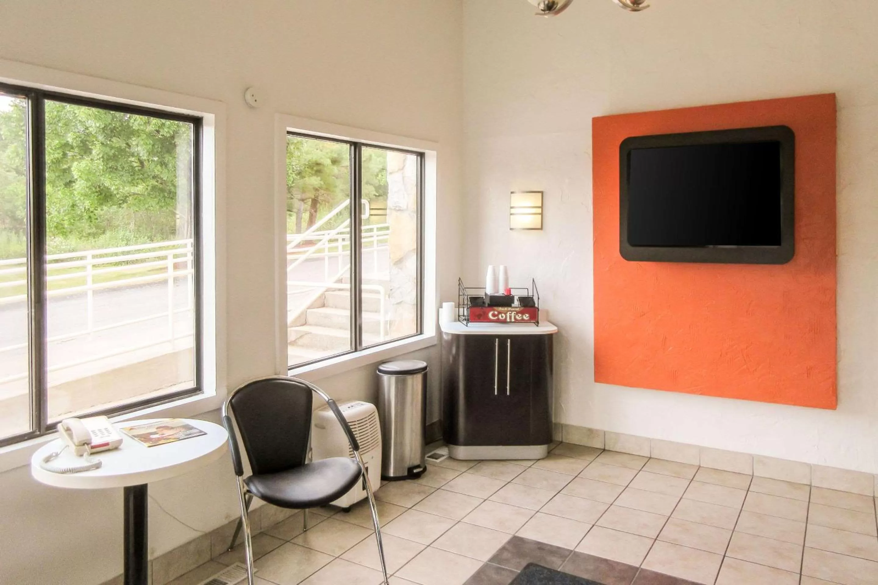 Restaurant/places to eat in Rodeway Inn Altoona Orchard Plaza