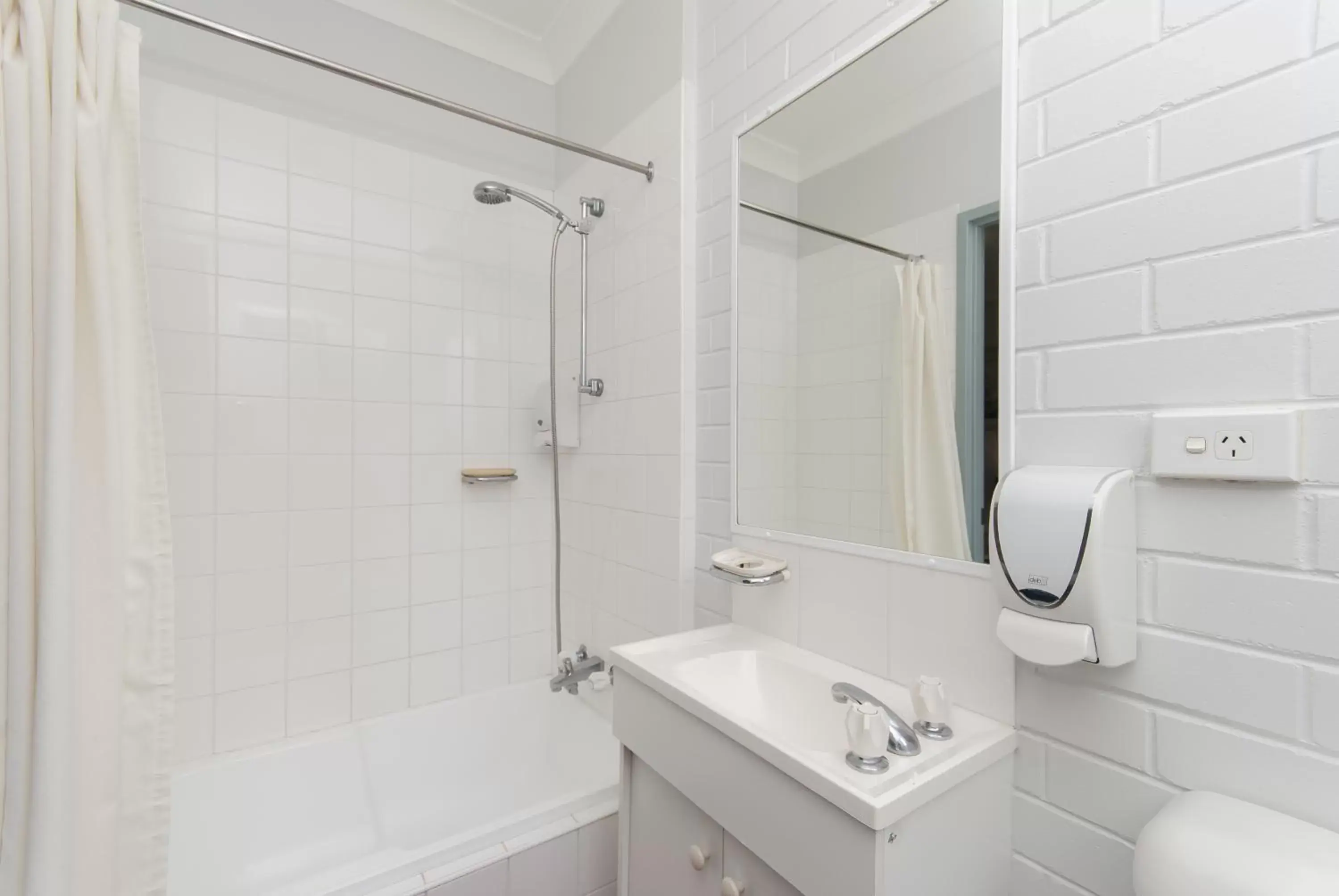 Shower, Bathroom in Herston Place Motel