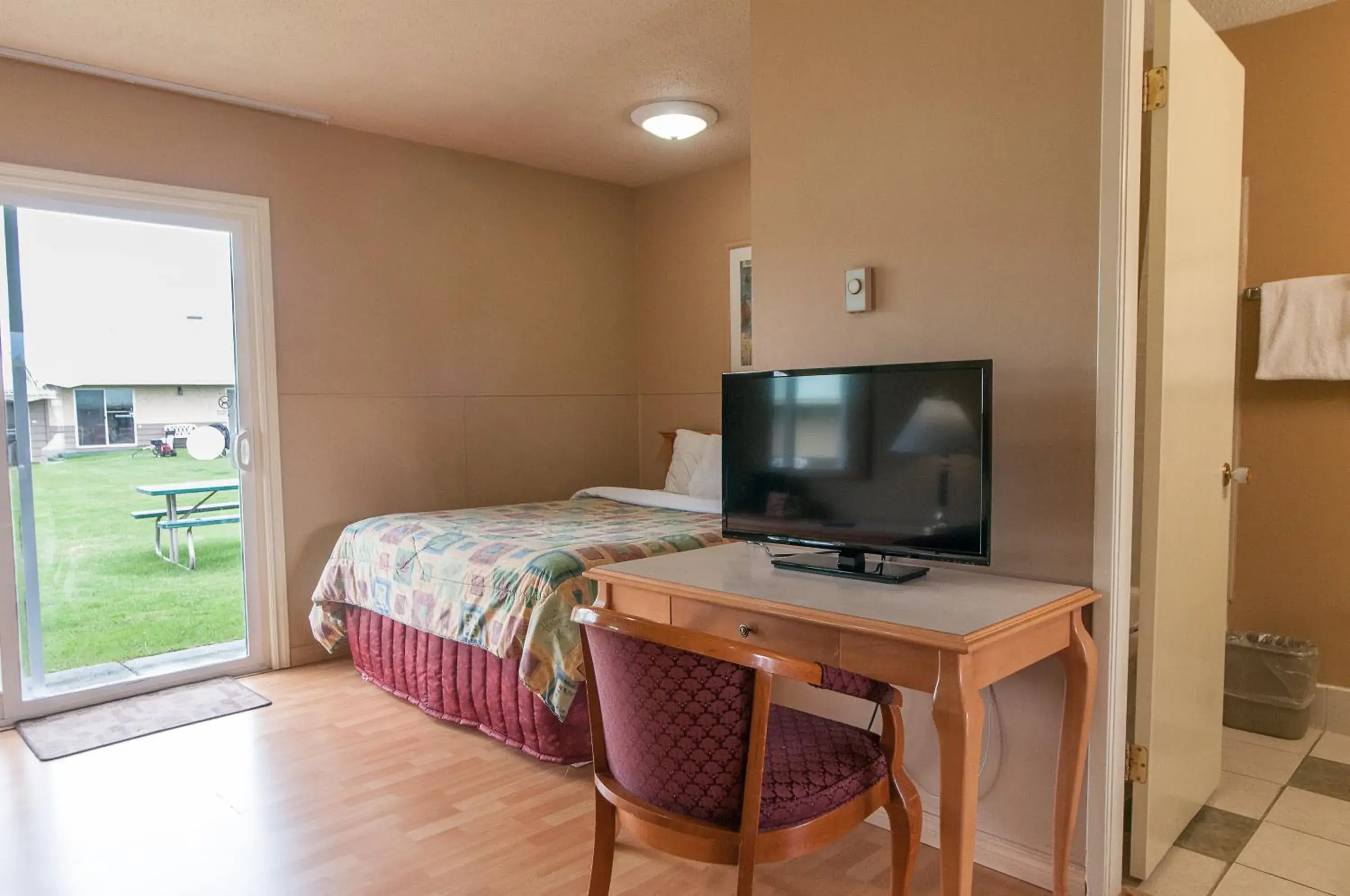 Photo of the whole room, TV/Entertainment Center in Okanagan Seasons Resort