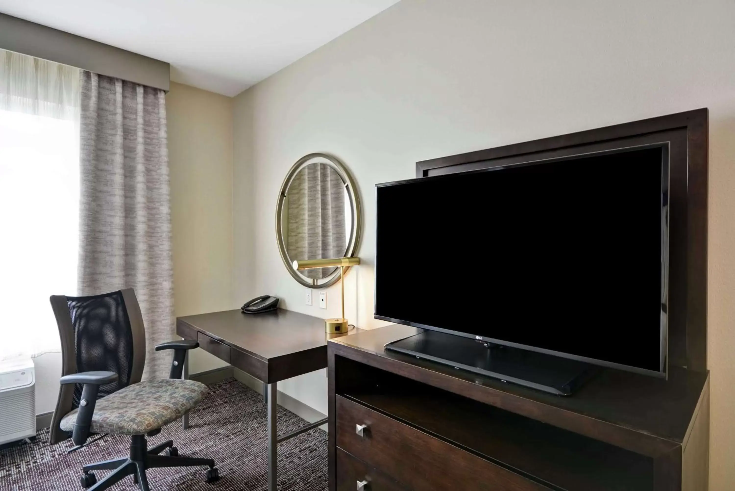 Bedroom, TV/Entertainment Center in DoubleTree by Hilton Chicago Midway Airport, IL