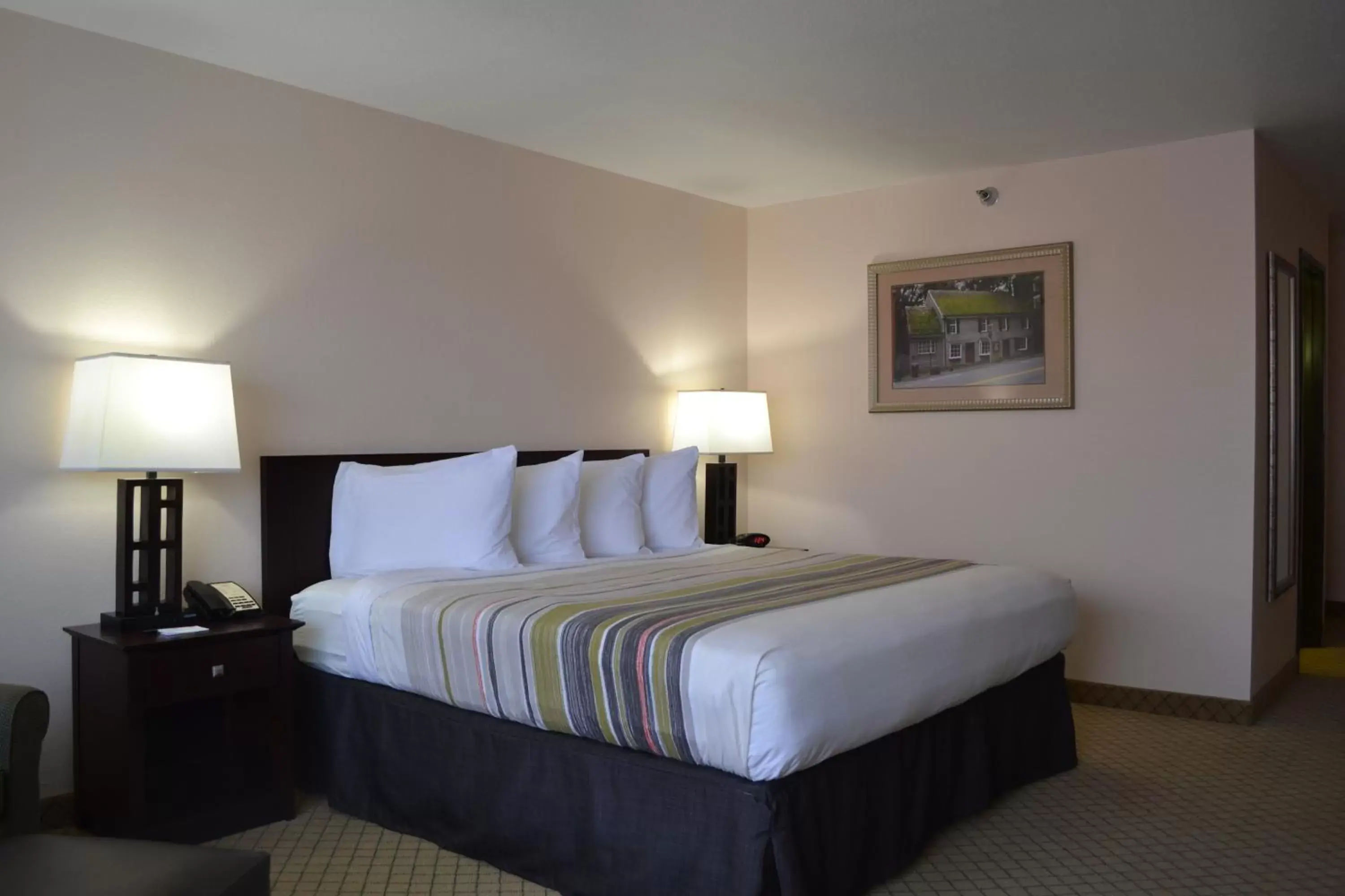 Bed in Country Inn & Suites by Radisson, Abingdon, VA