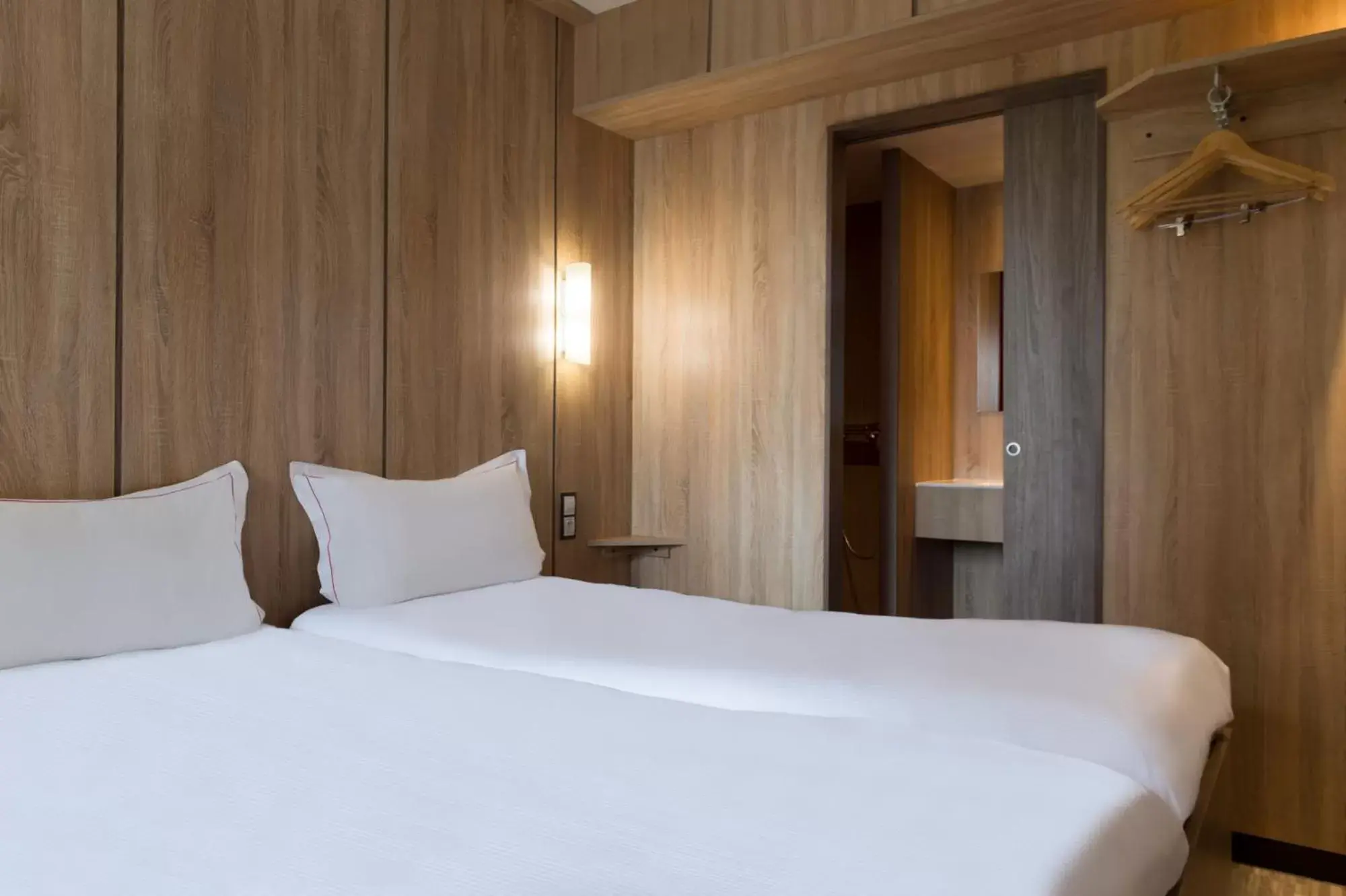 Bed in The Originals Access Aéroport, Hôtel Aurillac Bed in The Originals Access Aéroport, Hôtel Aurillac