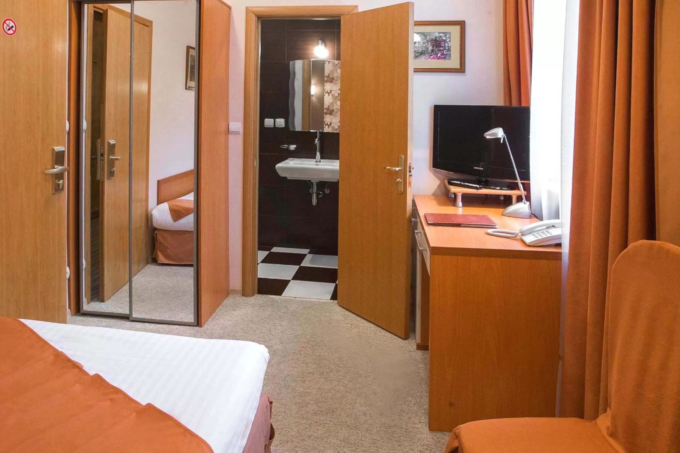 Photo of the whole room, Bed in Economy room in Hotel Eney