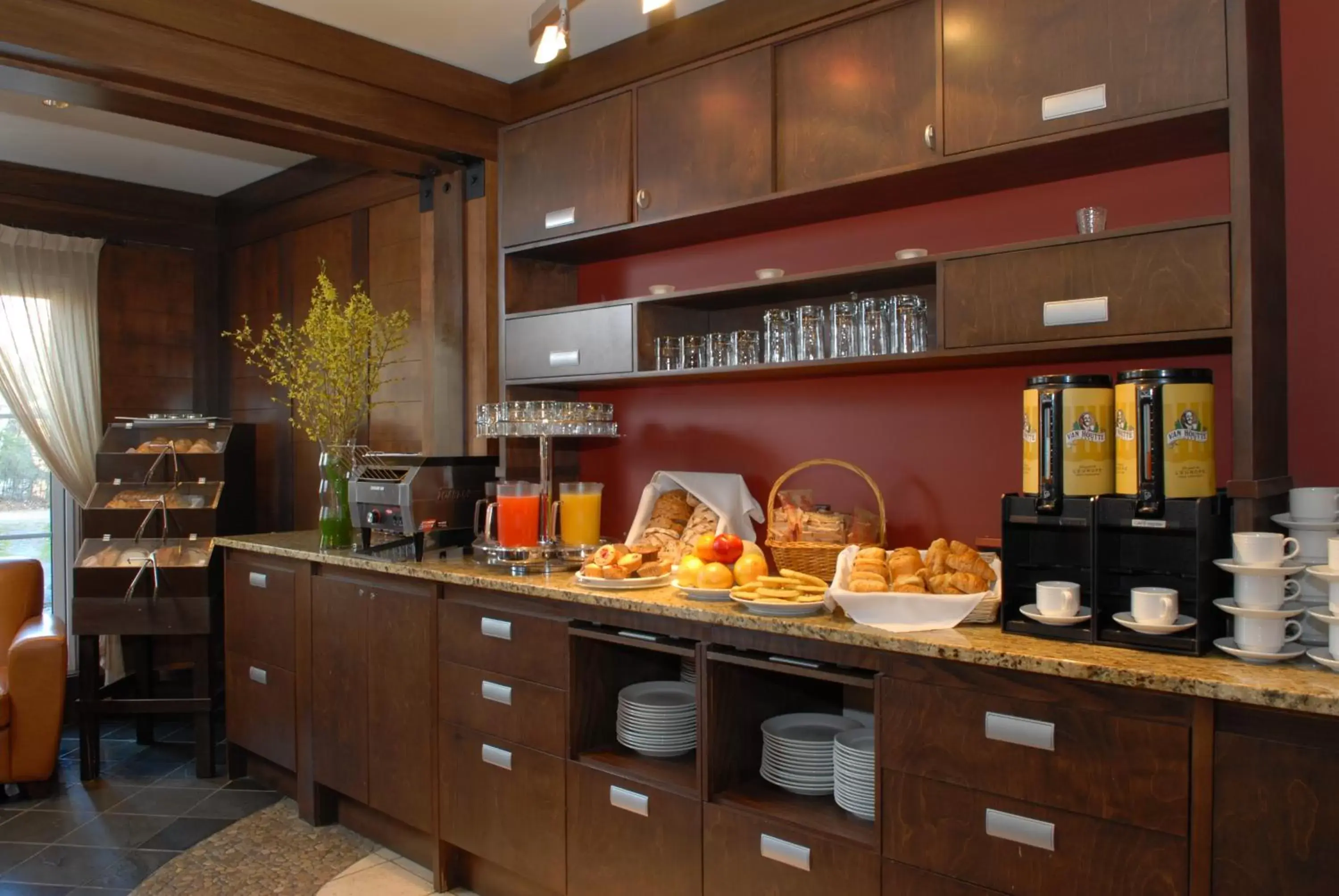 Restaurant/places to eat in Ermitage du Lac Restaurant/places to eat in Ermitage du Lac