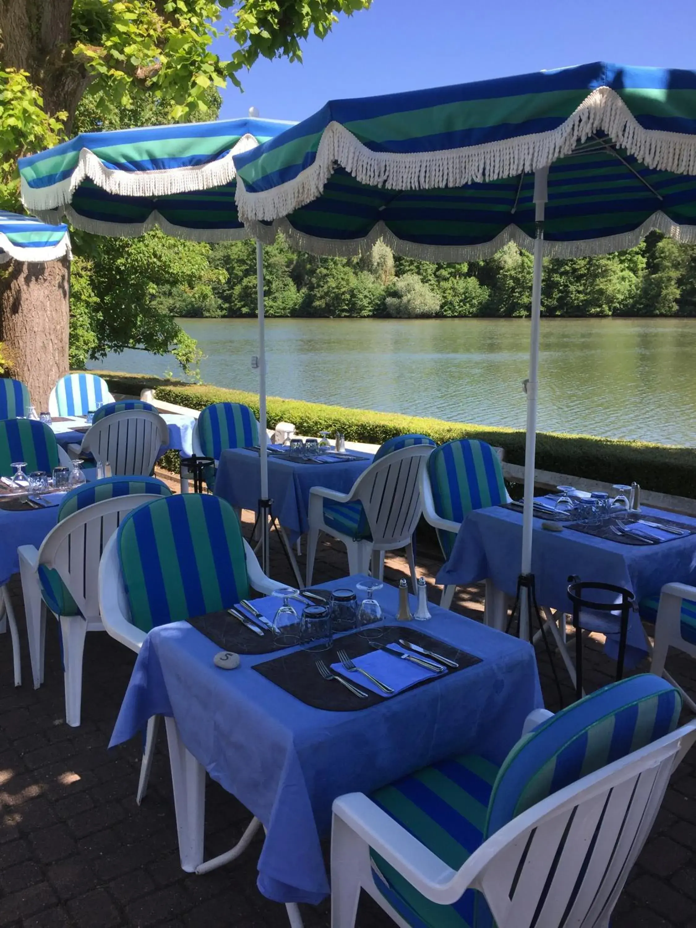 Patio, Restaurant/Places to Eat in Hostellerie de Pavillon Saint-Hubert