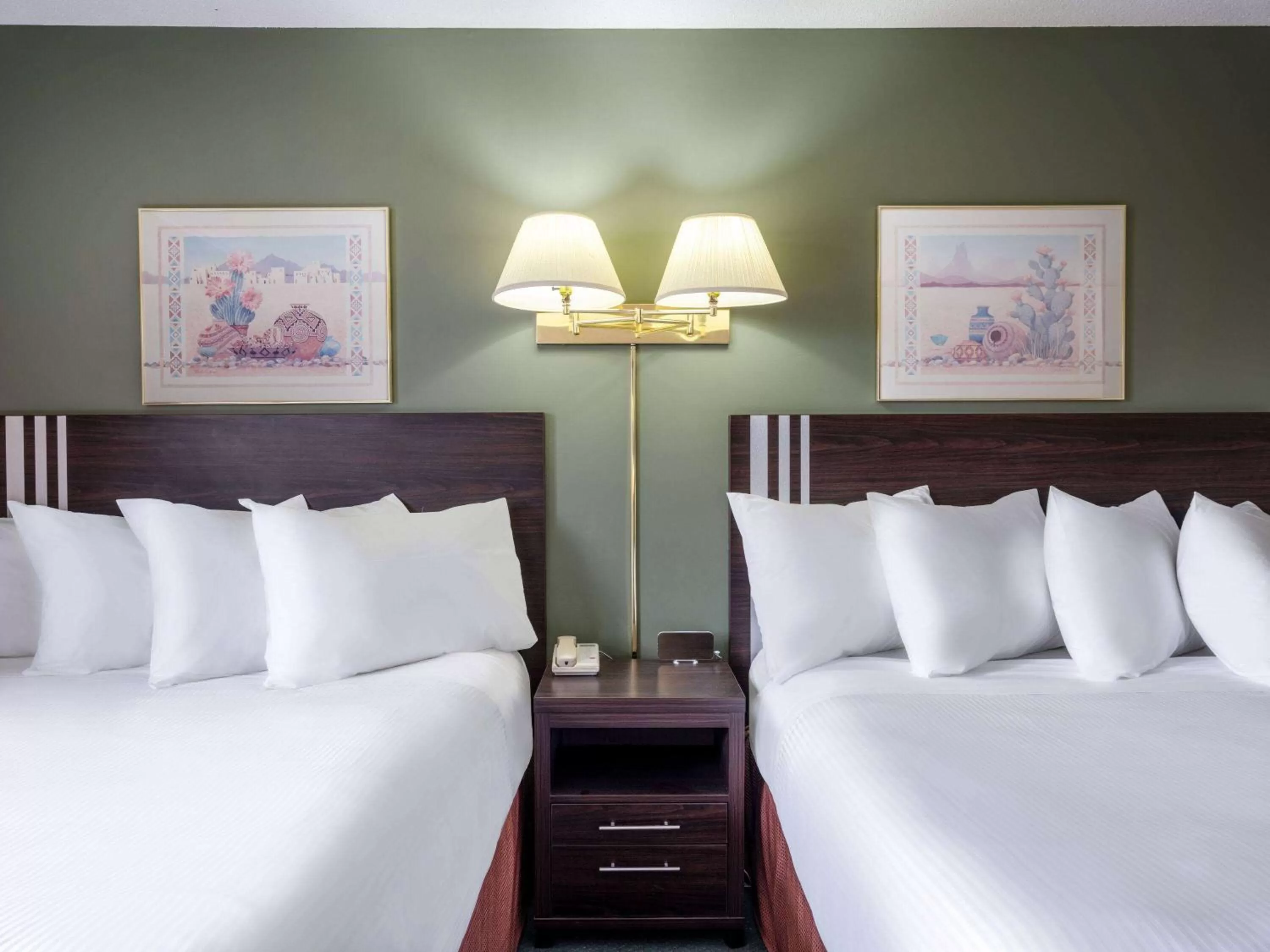 Photo of the whole room, Bed in Travelodge by Wyndham Lacombe