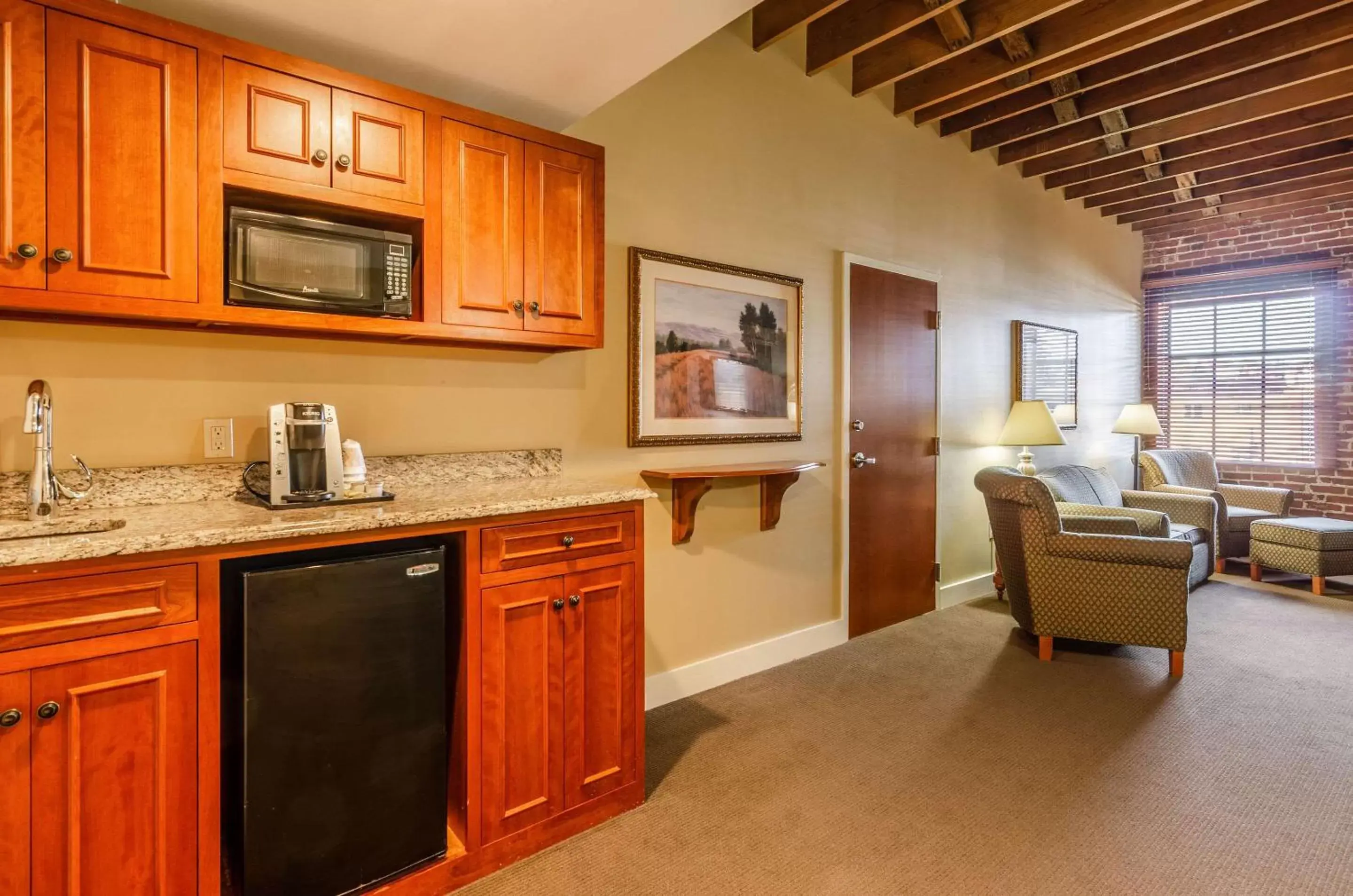 Photo of the whole room, Kitchen/Kitchenette in Jackson Park Inn, Ascend Hotel Collection