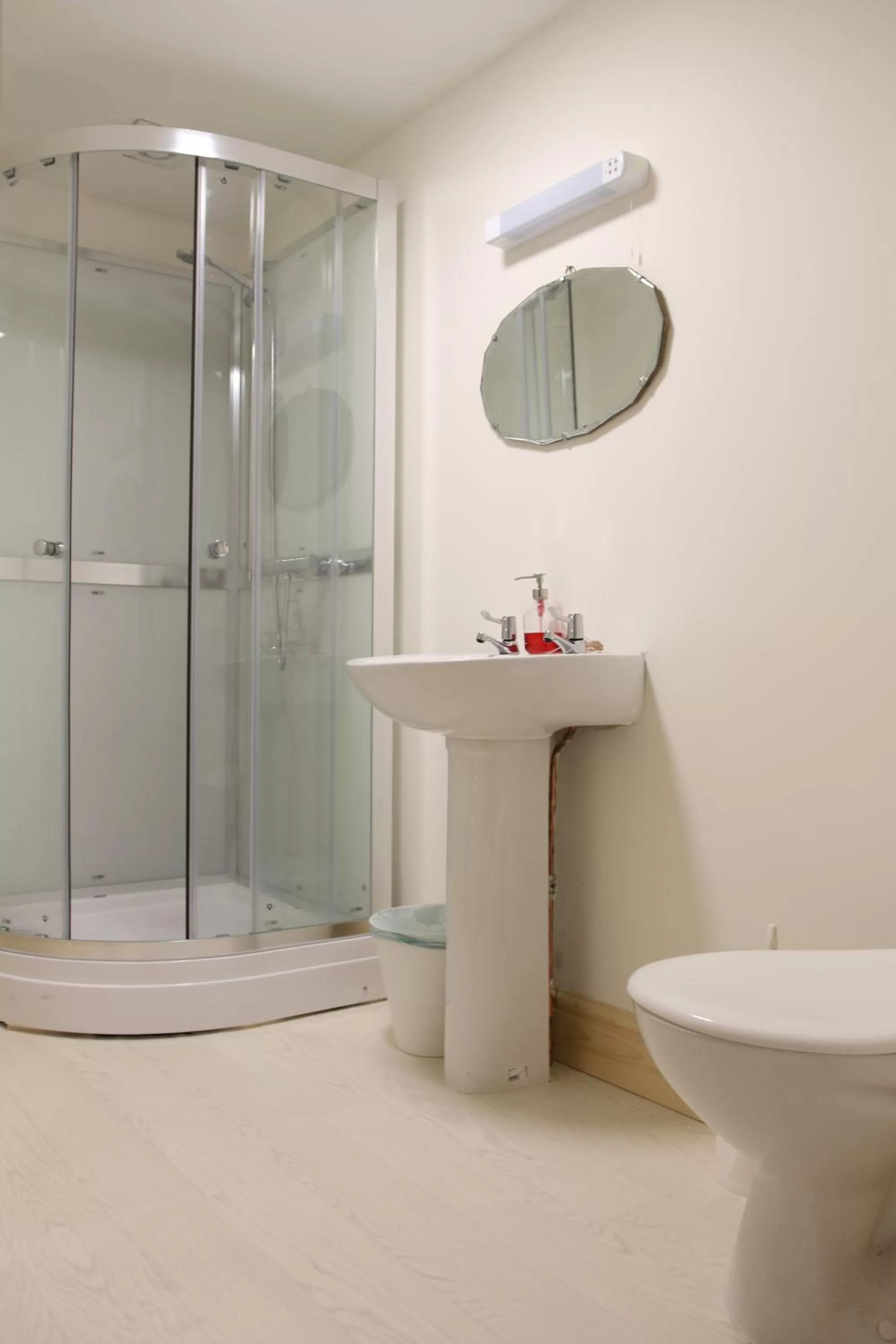 Shower in Melin Tregib