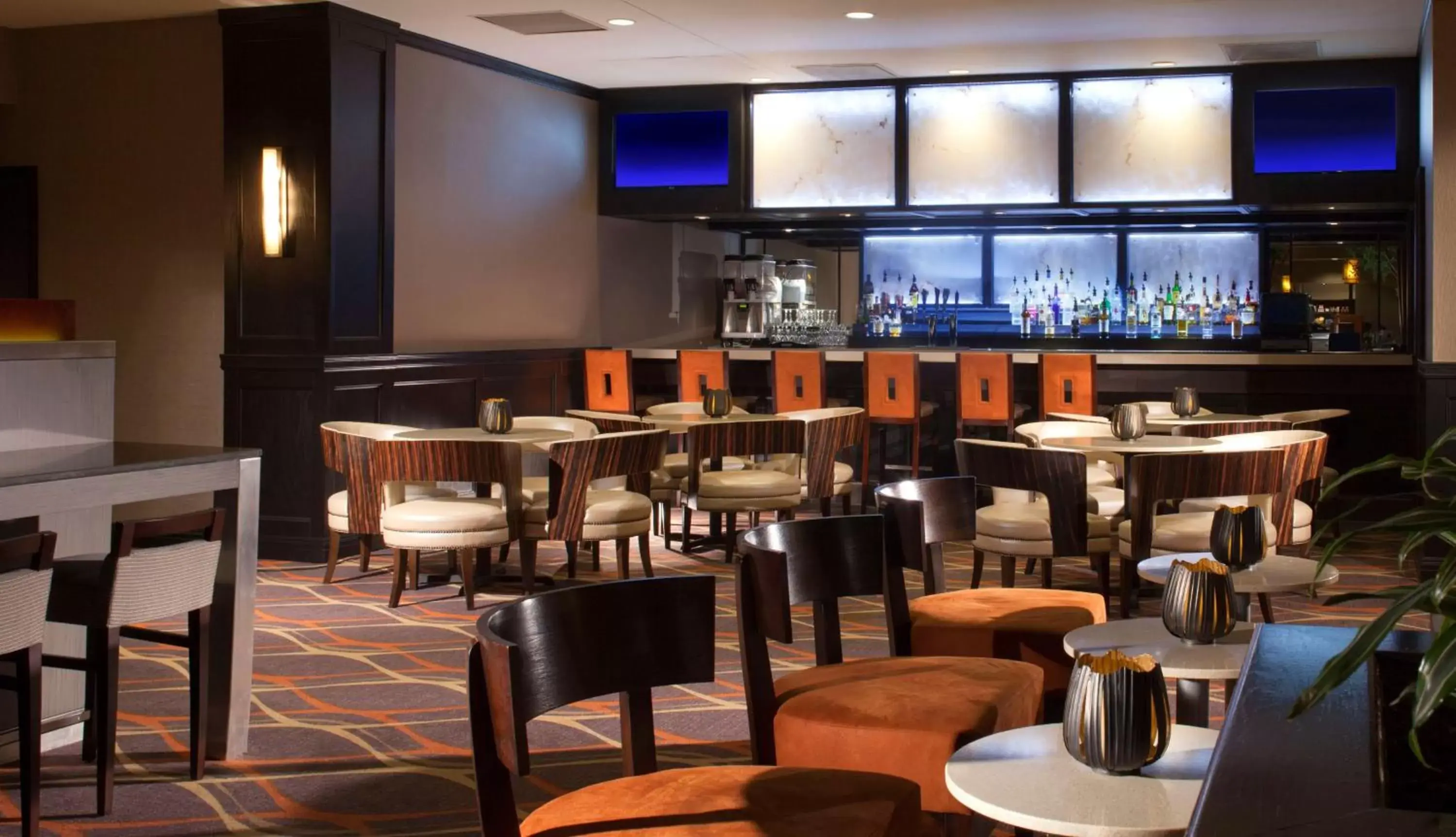 Lounge or bar, Restaurant/Places to Eat in Embassy Suites by Hilton Austin Arboretum