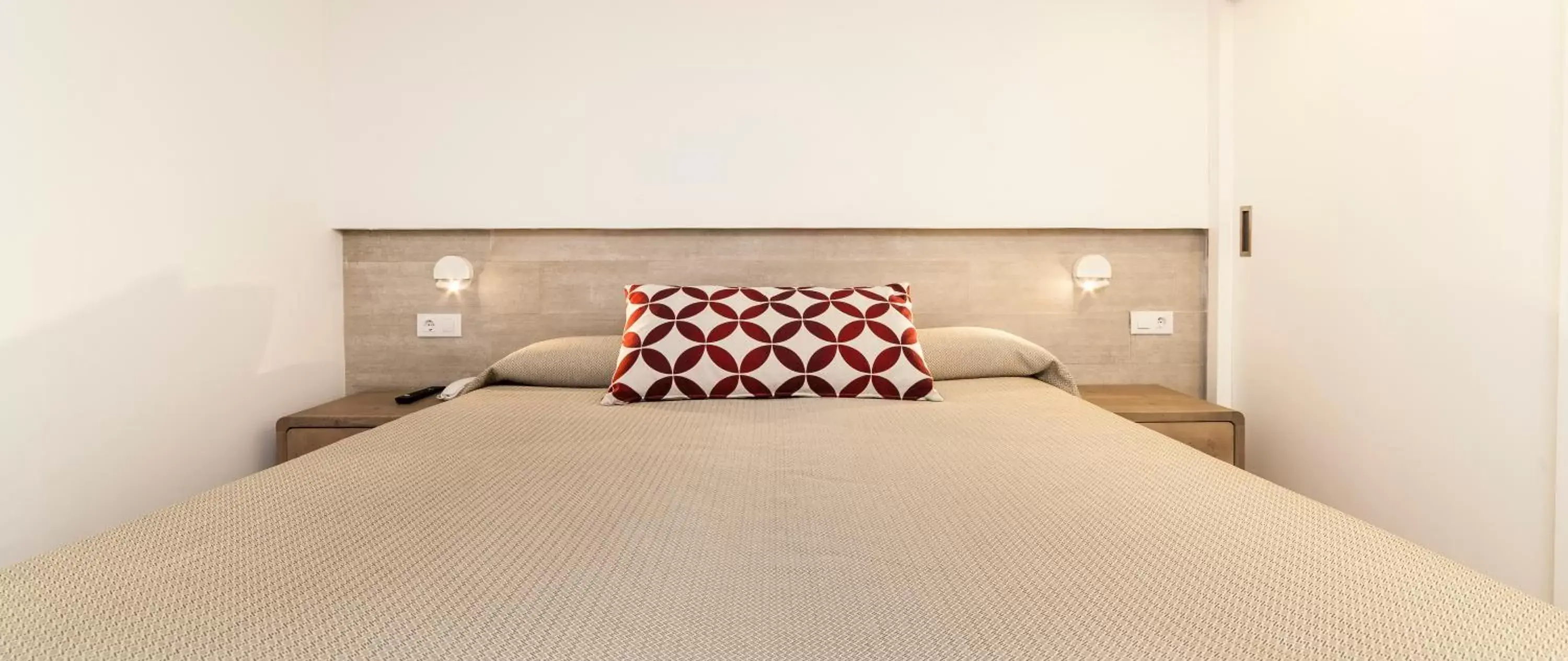Bed, Room Photo in Hoposa Hotel & Apartaments VillaConcha