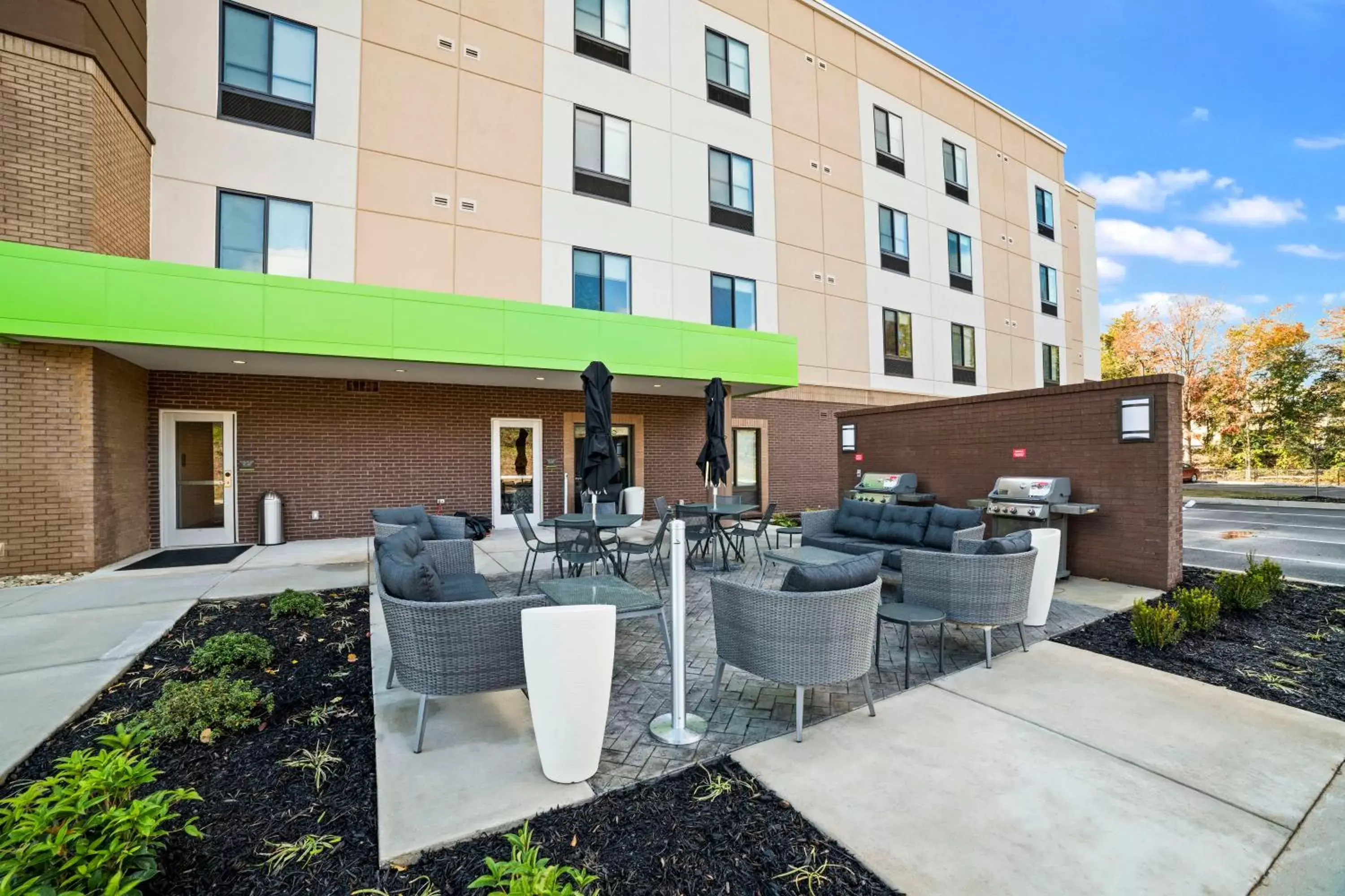 Patio, Property Building in Extended Stay America Premier Suites - Greenville - Woodruff Road