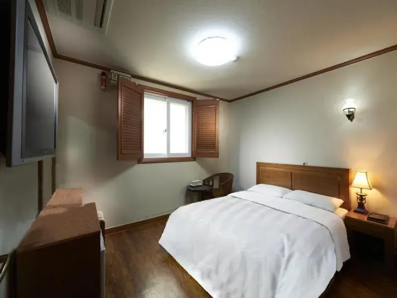 Bedroom, Bed in Noble Hotel
