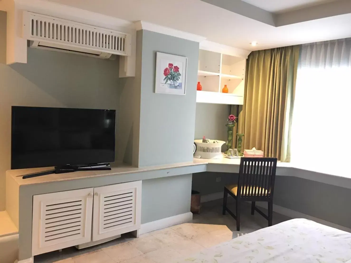 Photo of the whole room, TV/Entertainment Center in At Pingnakorn Hotel