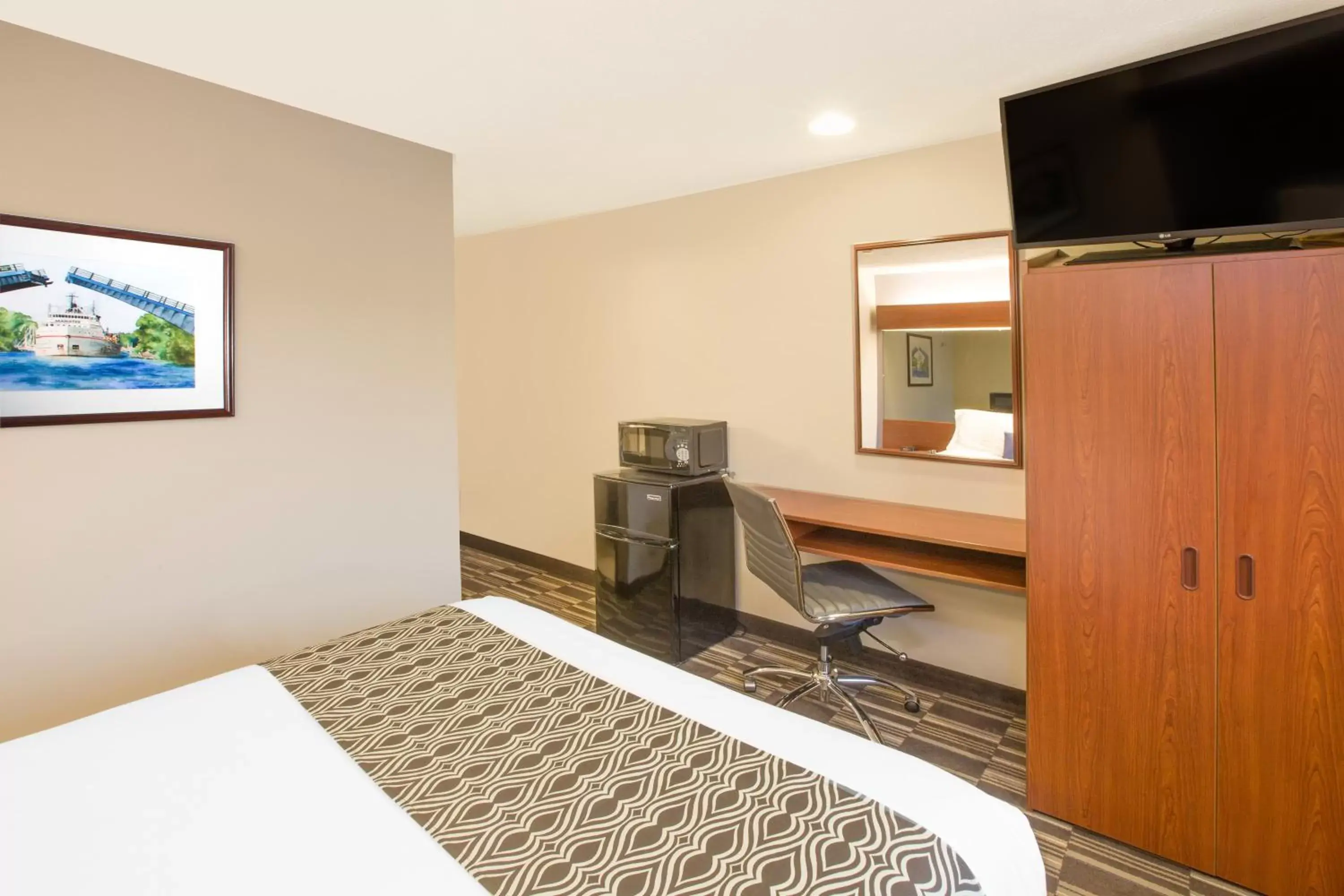 Bedroom, TV/Entertainment Center in Microtel Inn and Suites Manistee