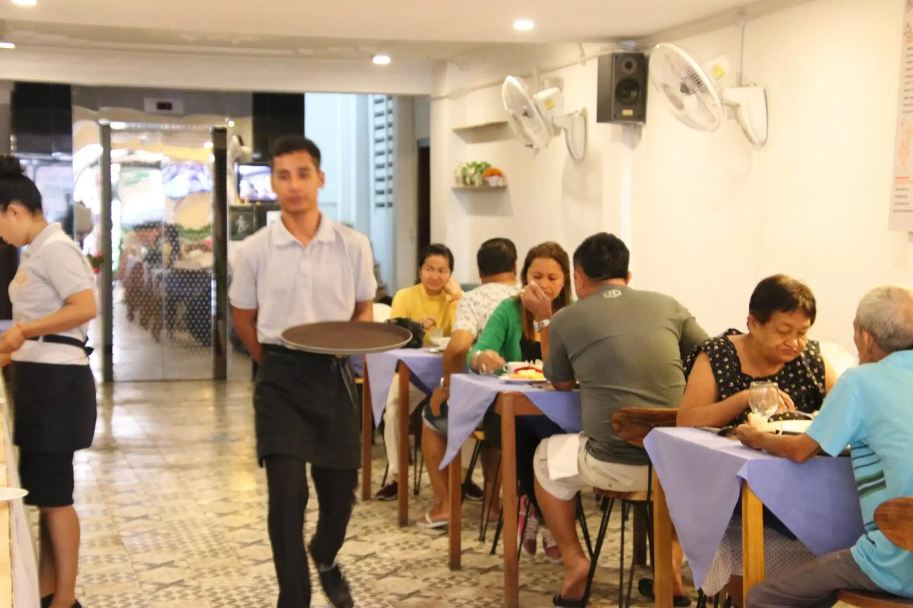 Restaurant/places to eat in Grand Elevation Hotel