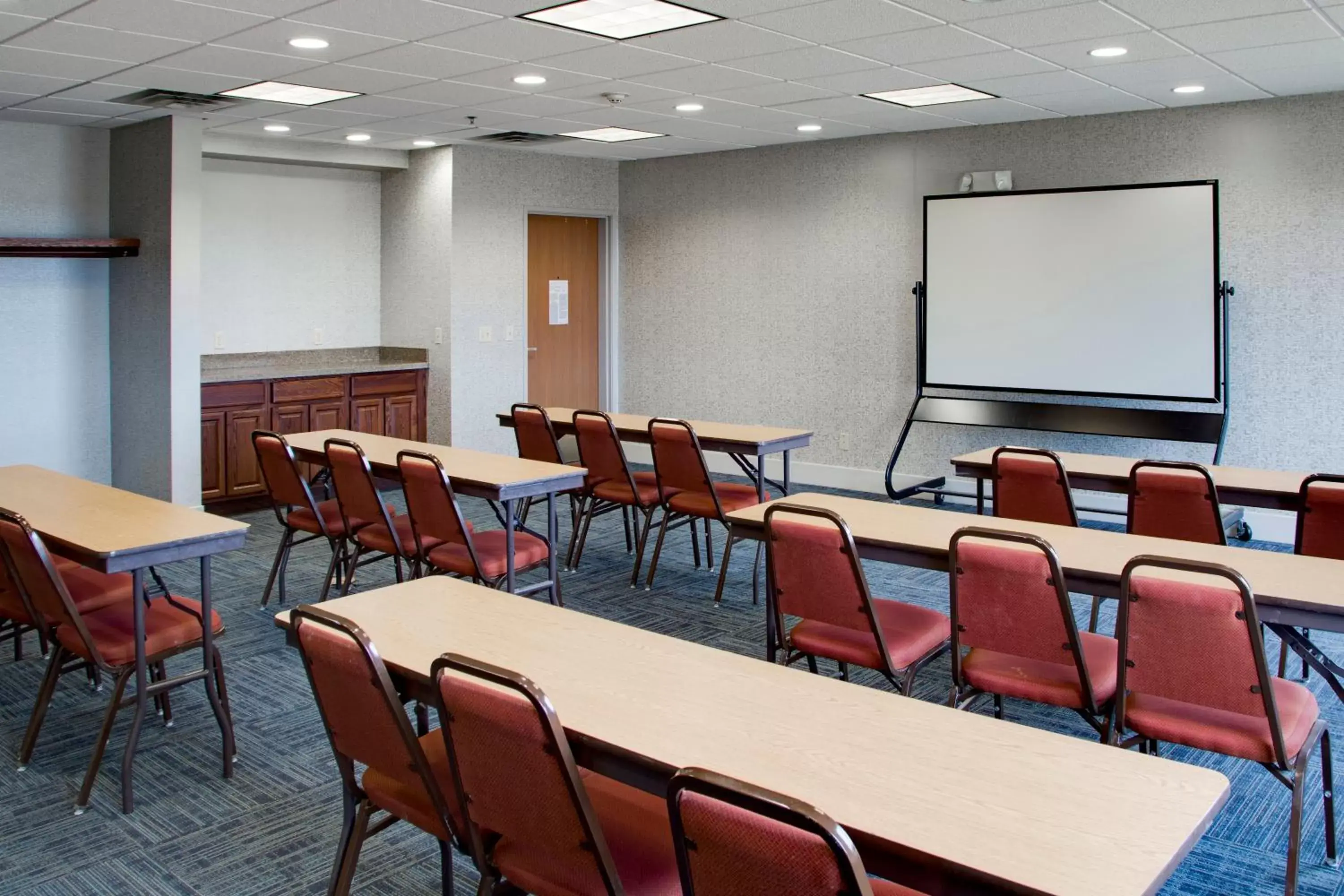 Meeting/conference room in Holiday Inn Express & Suites Jacksonville, an IHG Hotel