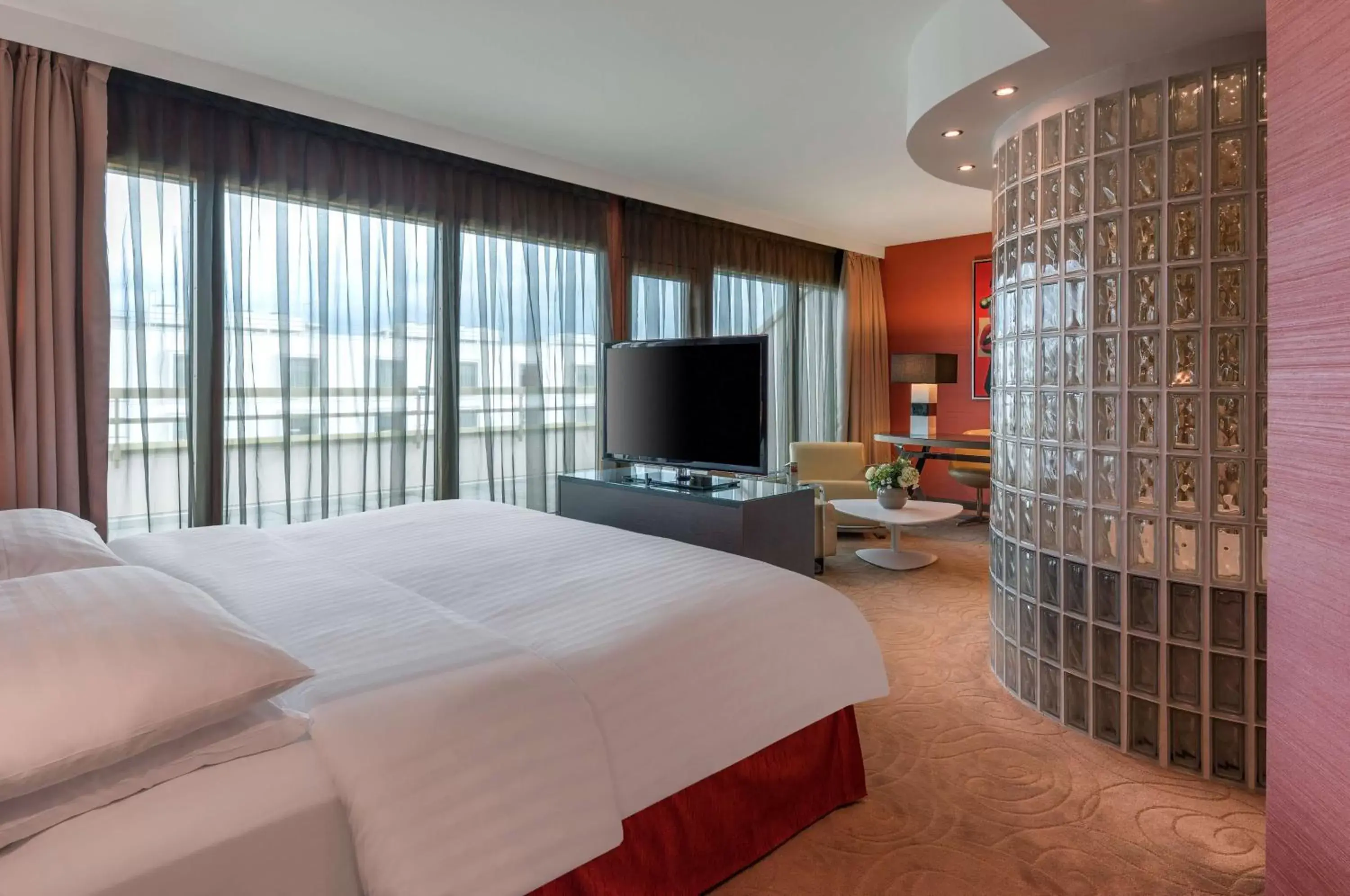 Bed, TV/Entertainment Center in Hilton Geneva Hotel and Conference Centre