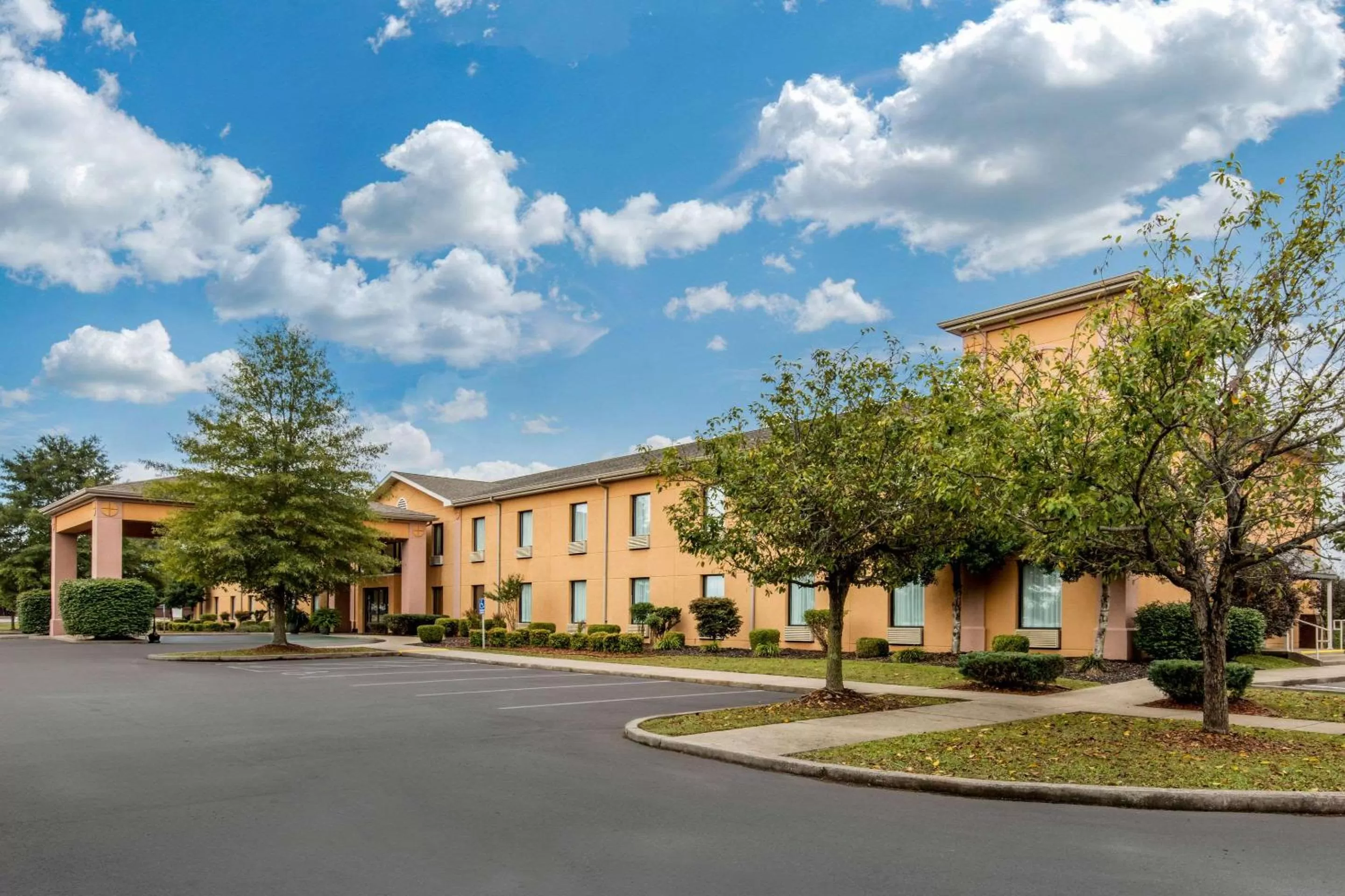 Property building in Quality Inn & Suites Benton - Draffenville