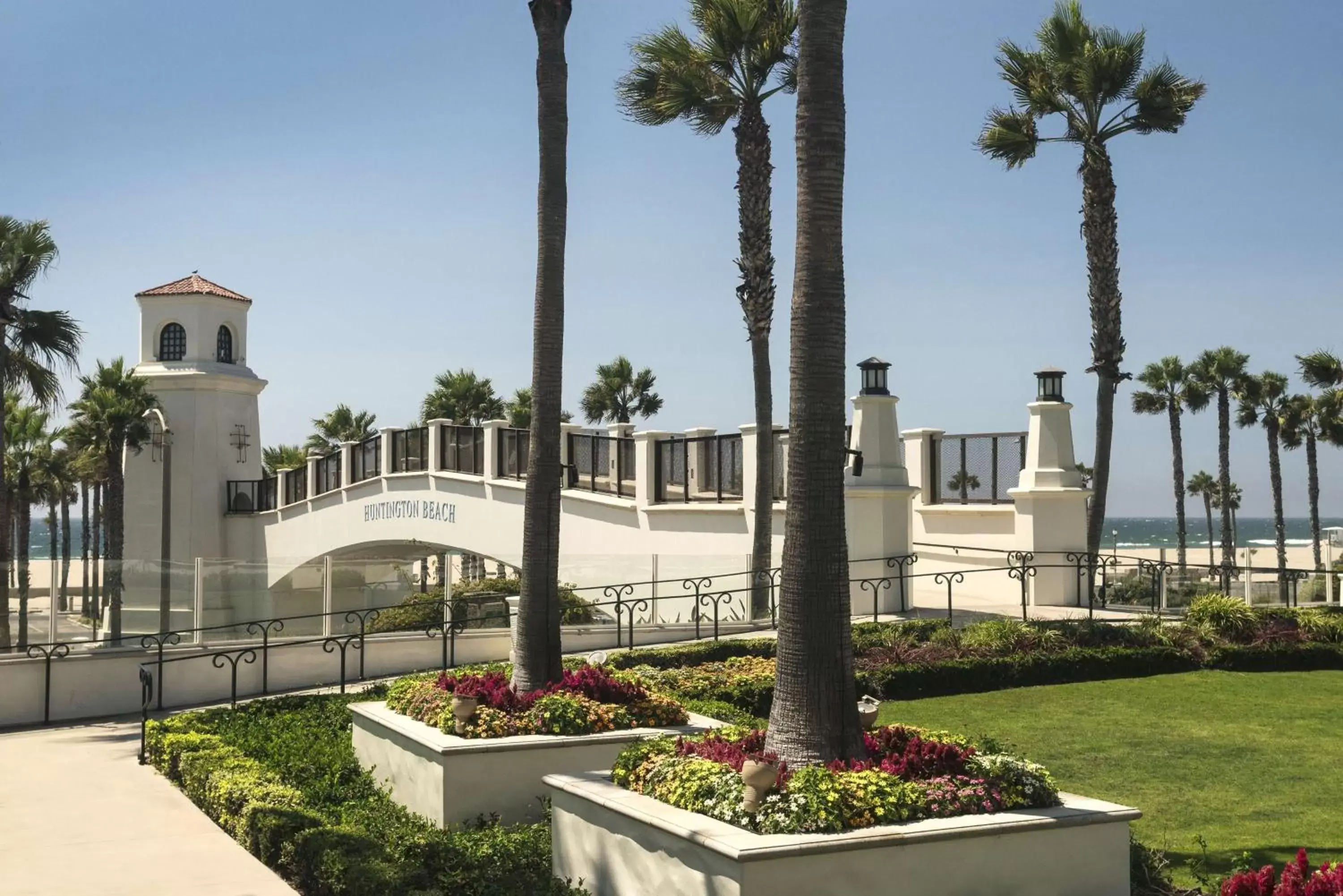 Bedroom, Property Building in Hyatt Regency Huntington Beach Resort and Spa