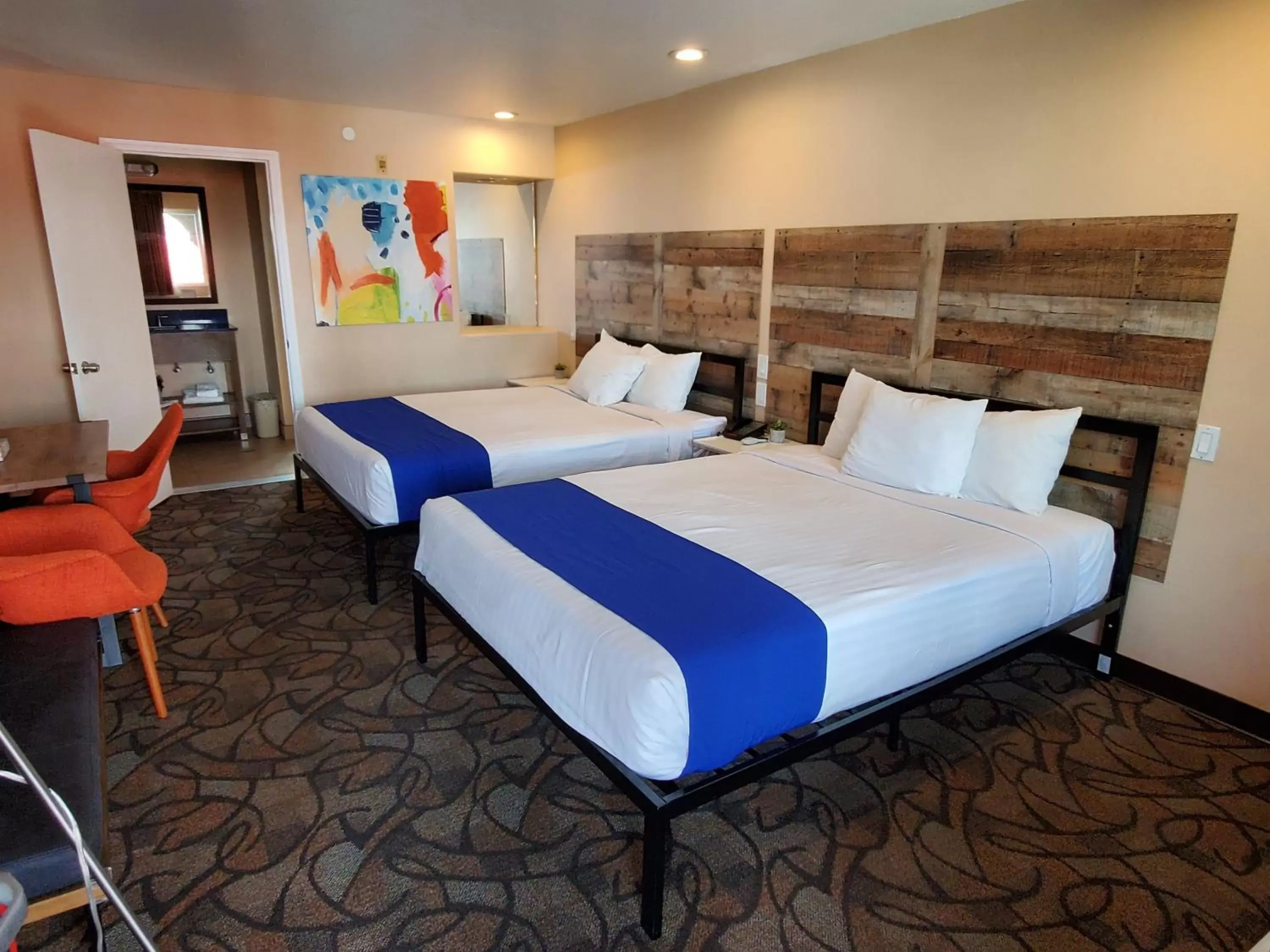 Photo of the whole room, Bed in Colony Inn