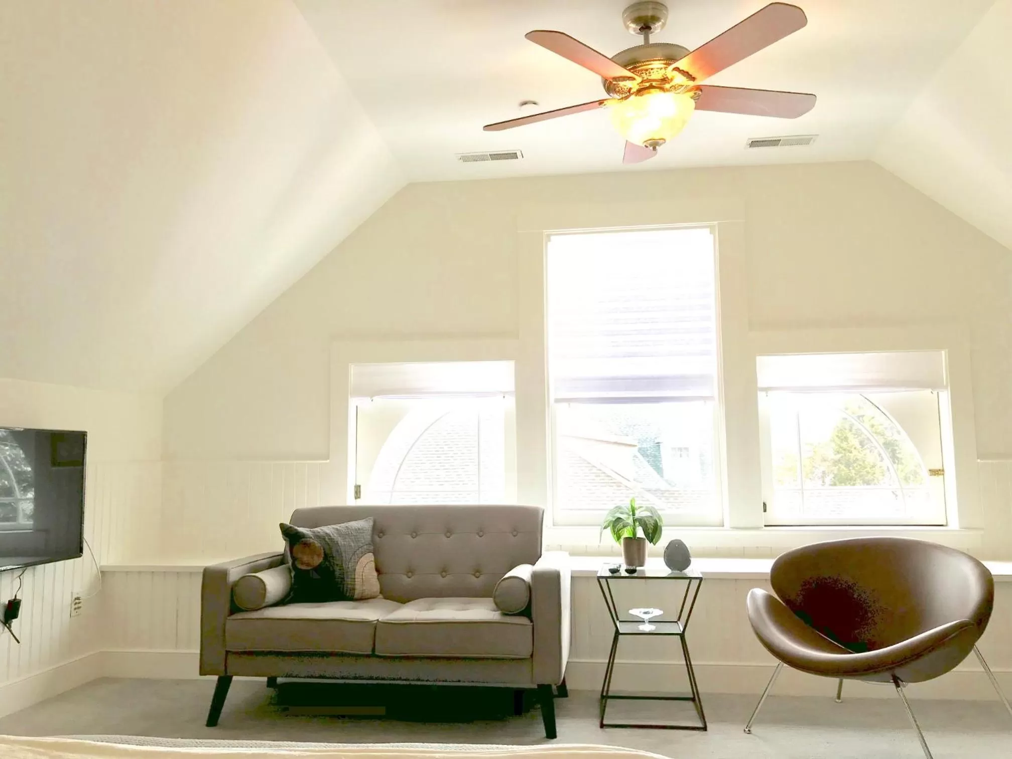 Photo of the whole room, Seating Area in Hummingbird Inn
