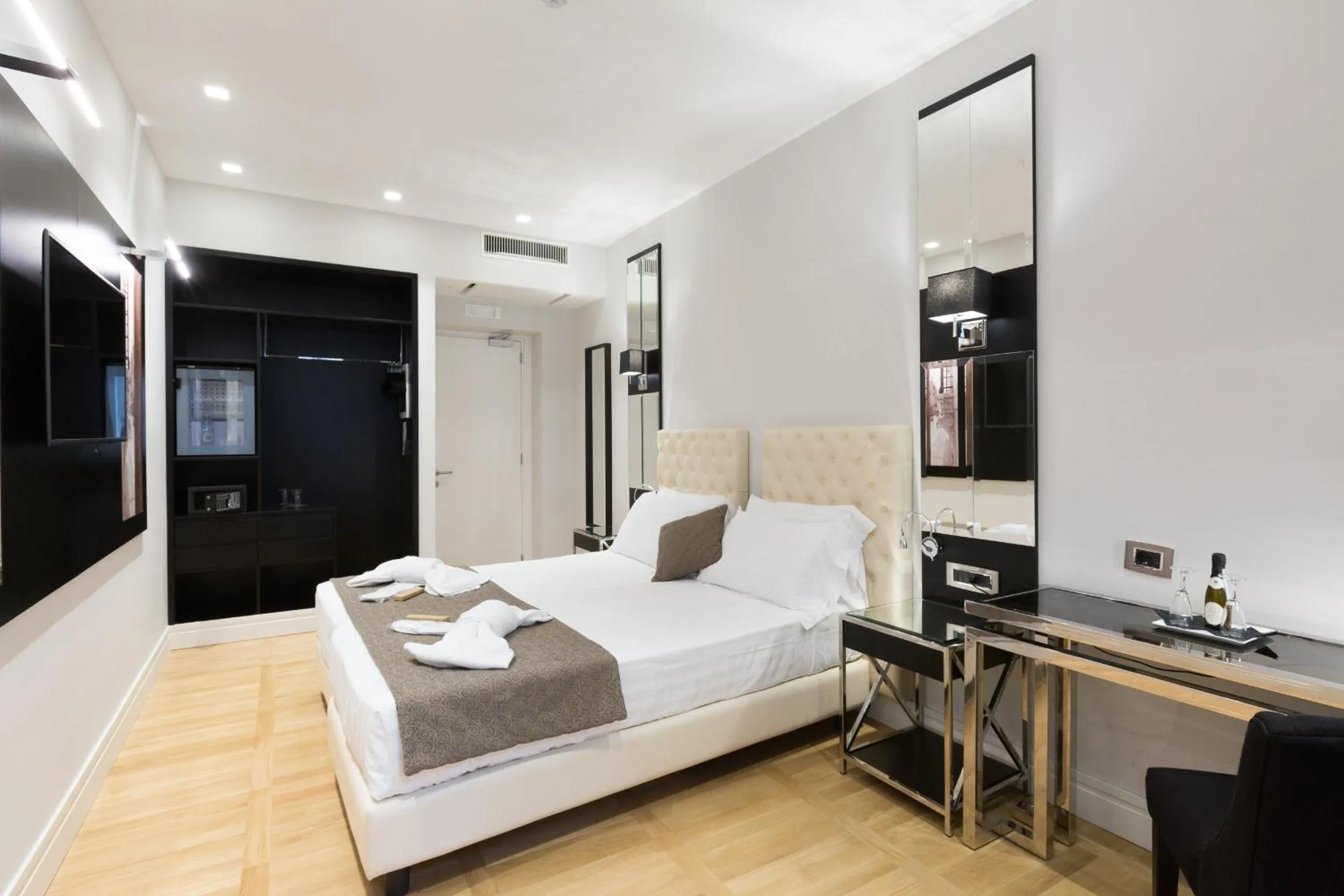 Bedroom, Bed in Floris Hotel