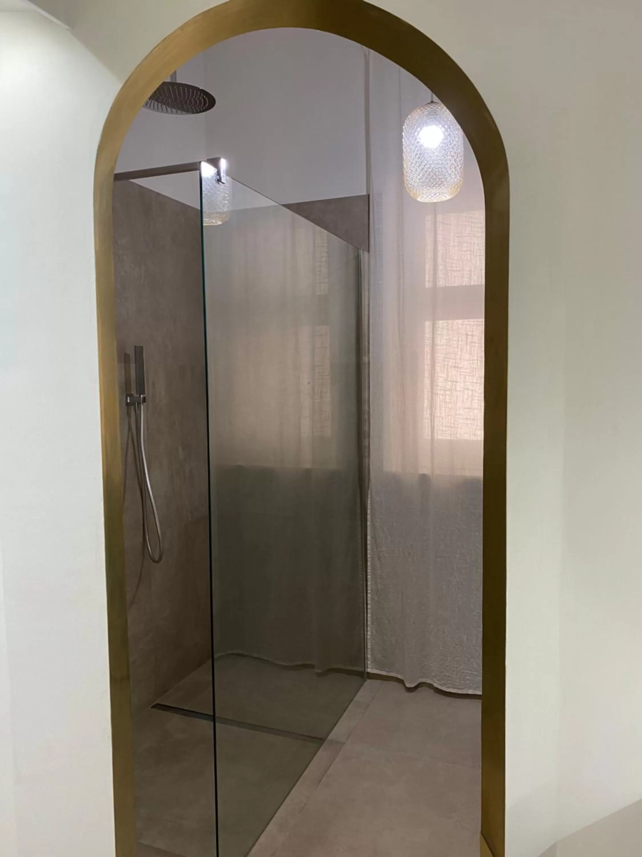 Shower in Il Giardino d'Ulisse