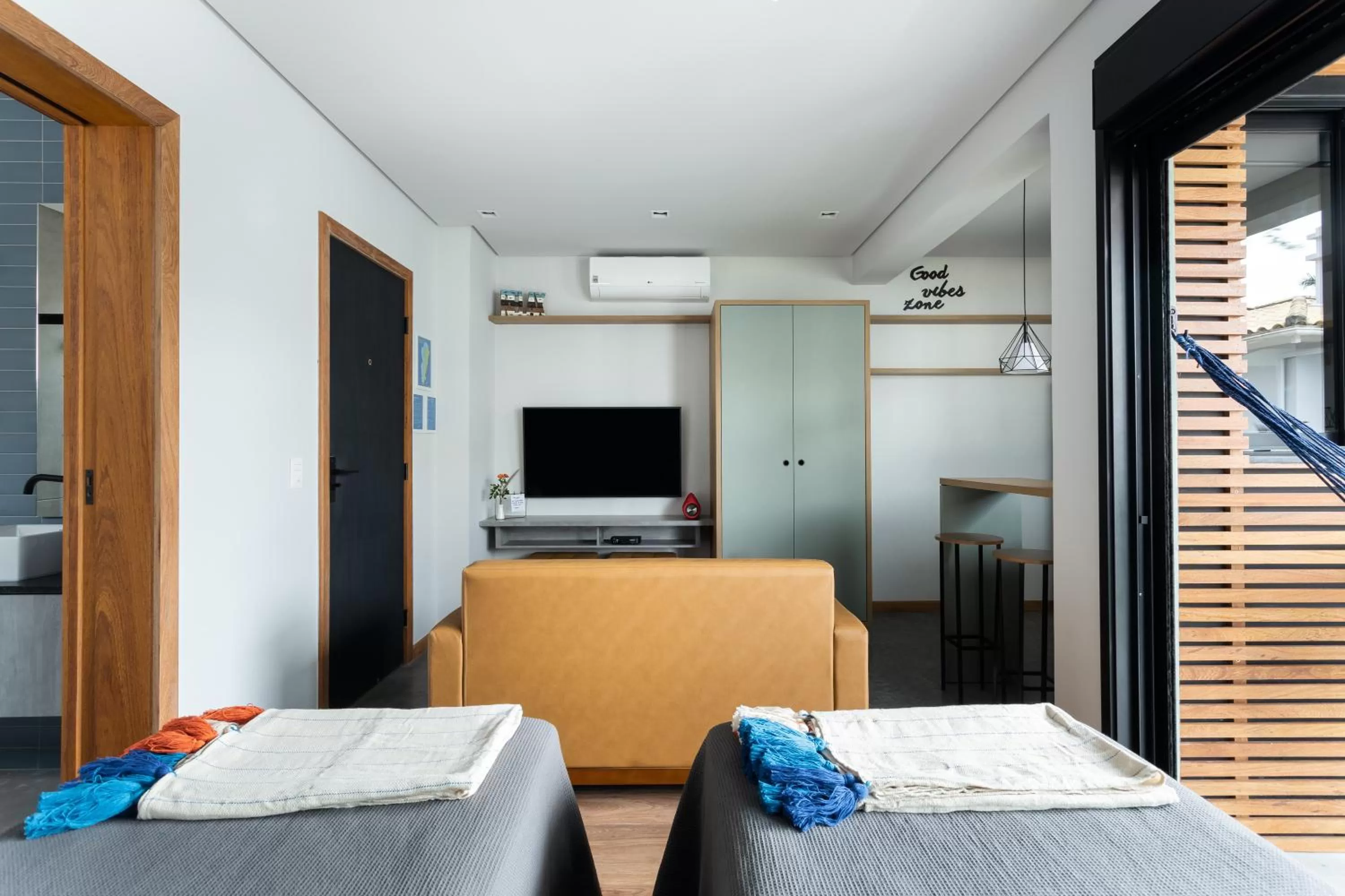 Communal lounge/ TV room, Bed in Hospedaria da Lagoa