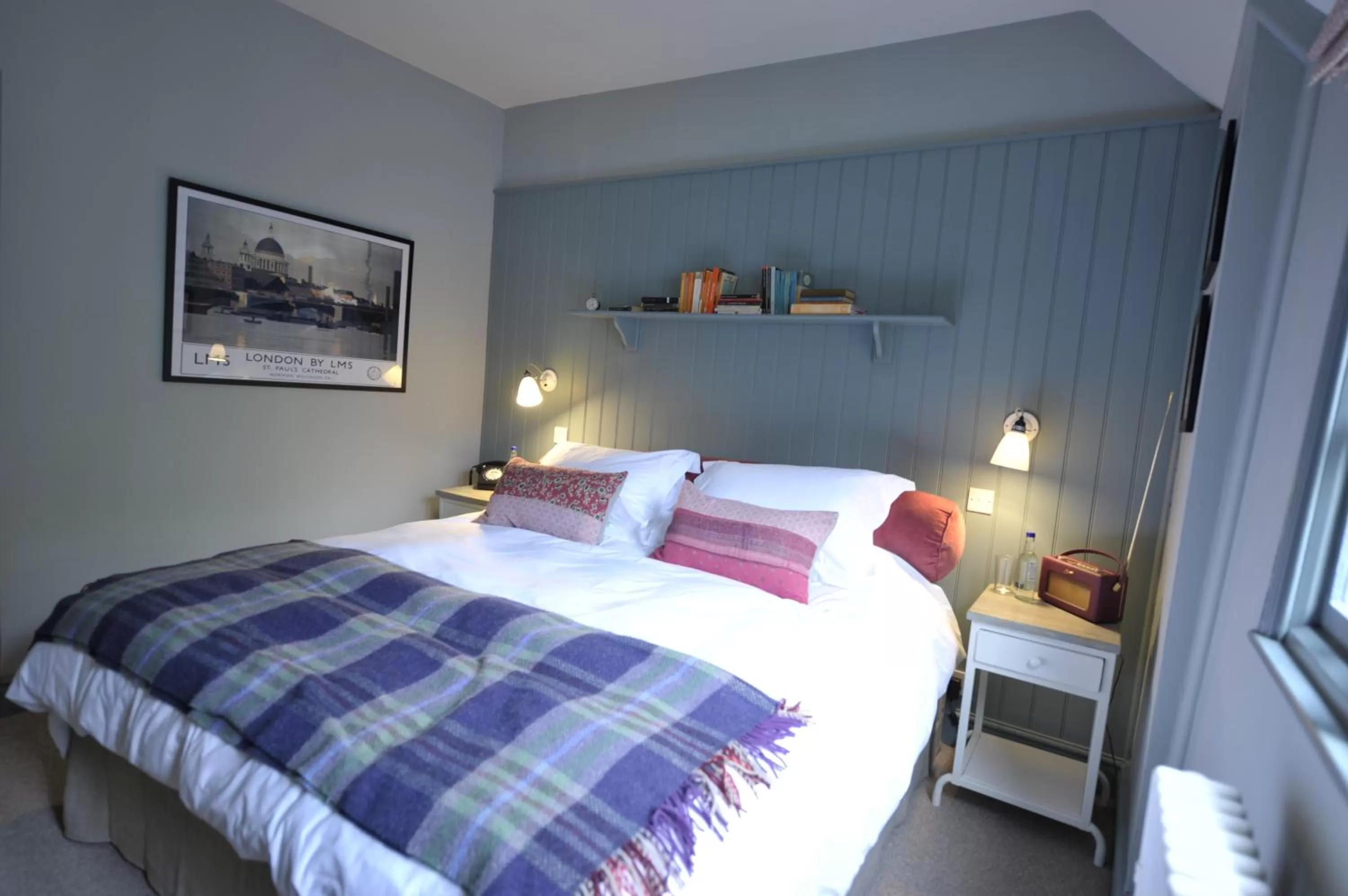 Bedroom, Bed in Bel And The Dragon-Churt