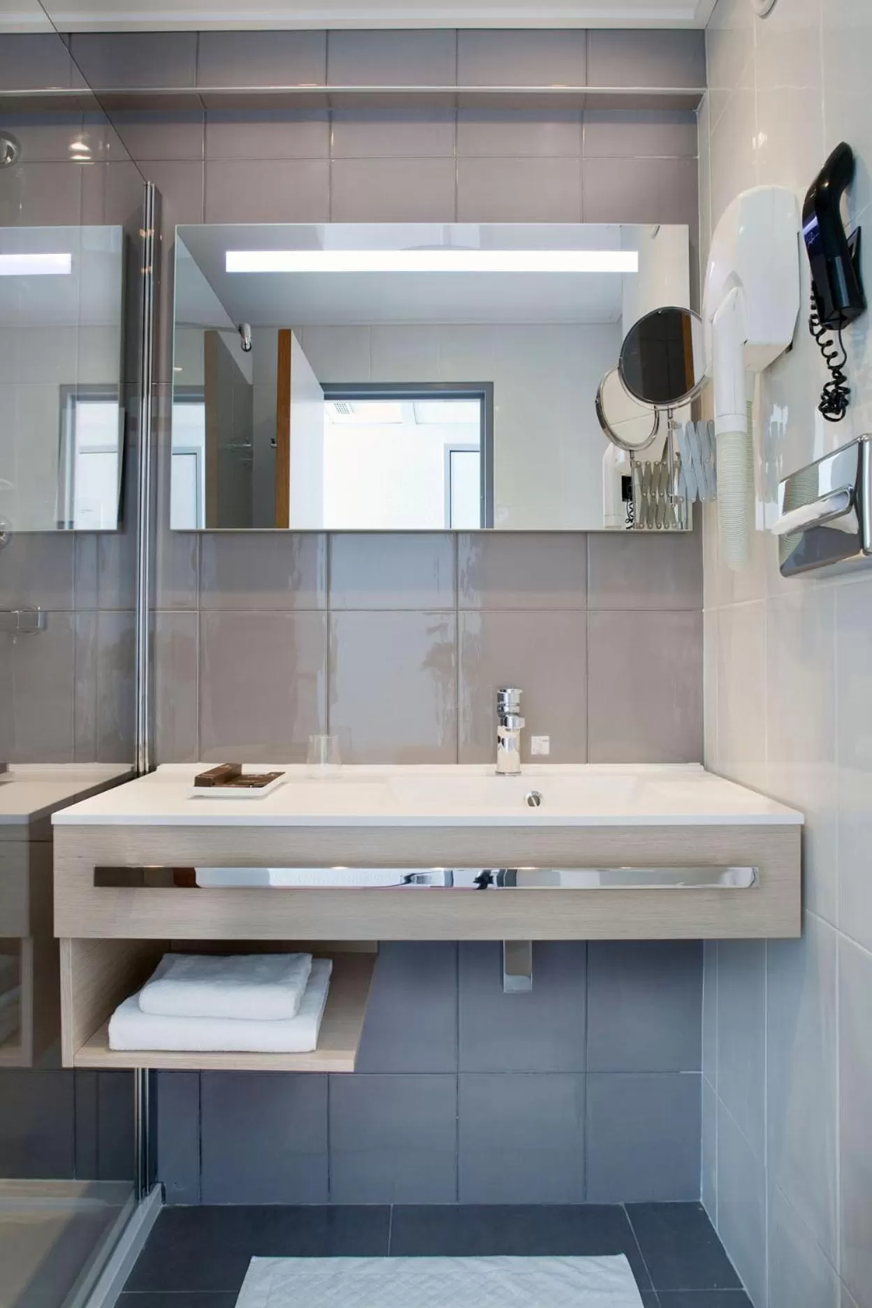 Bathroom in Paris Bastille