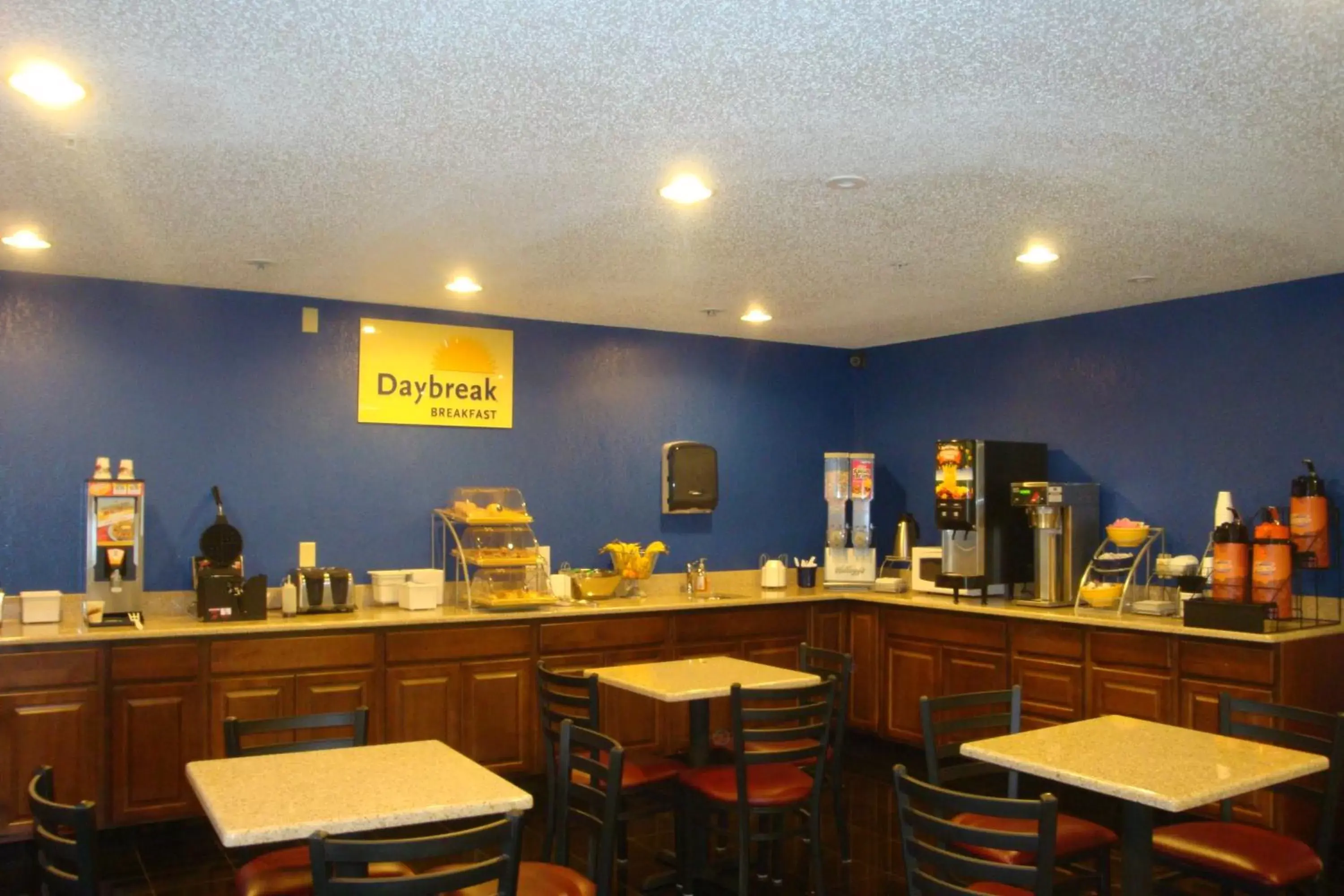 Restaurant/Places to Eat in Days Inn & Suites by Wyndham Green Bay WI