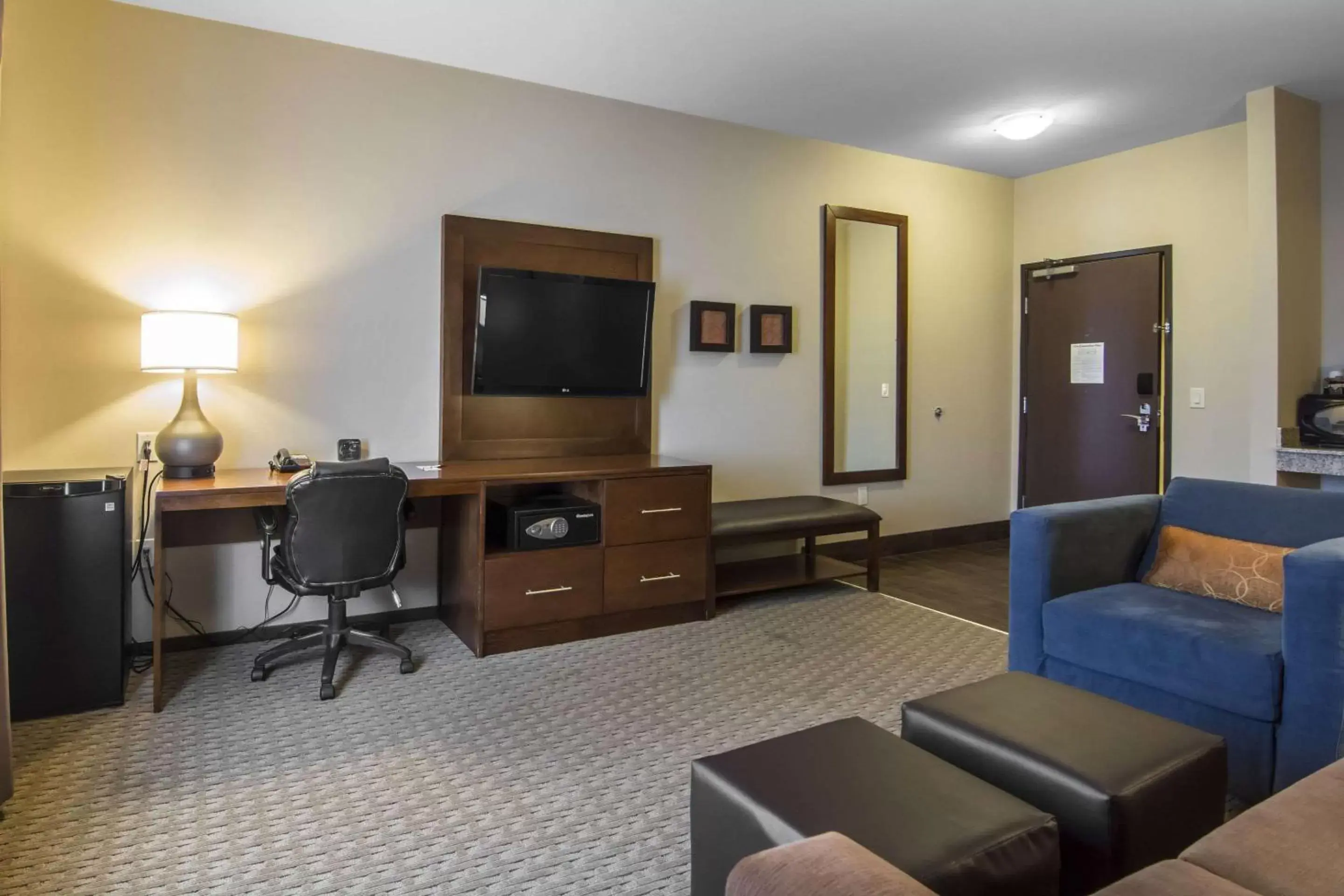 Photo of the whole room, TV/Entertainment Center in Comfort Suites Saskatoon