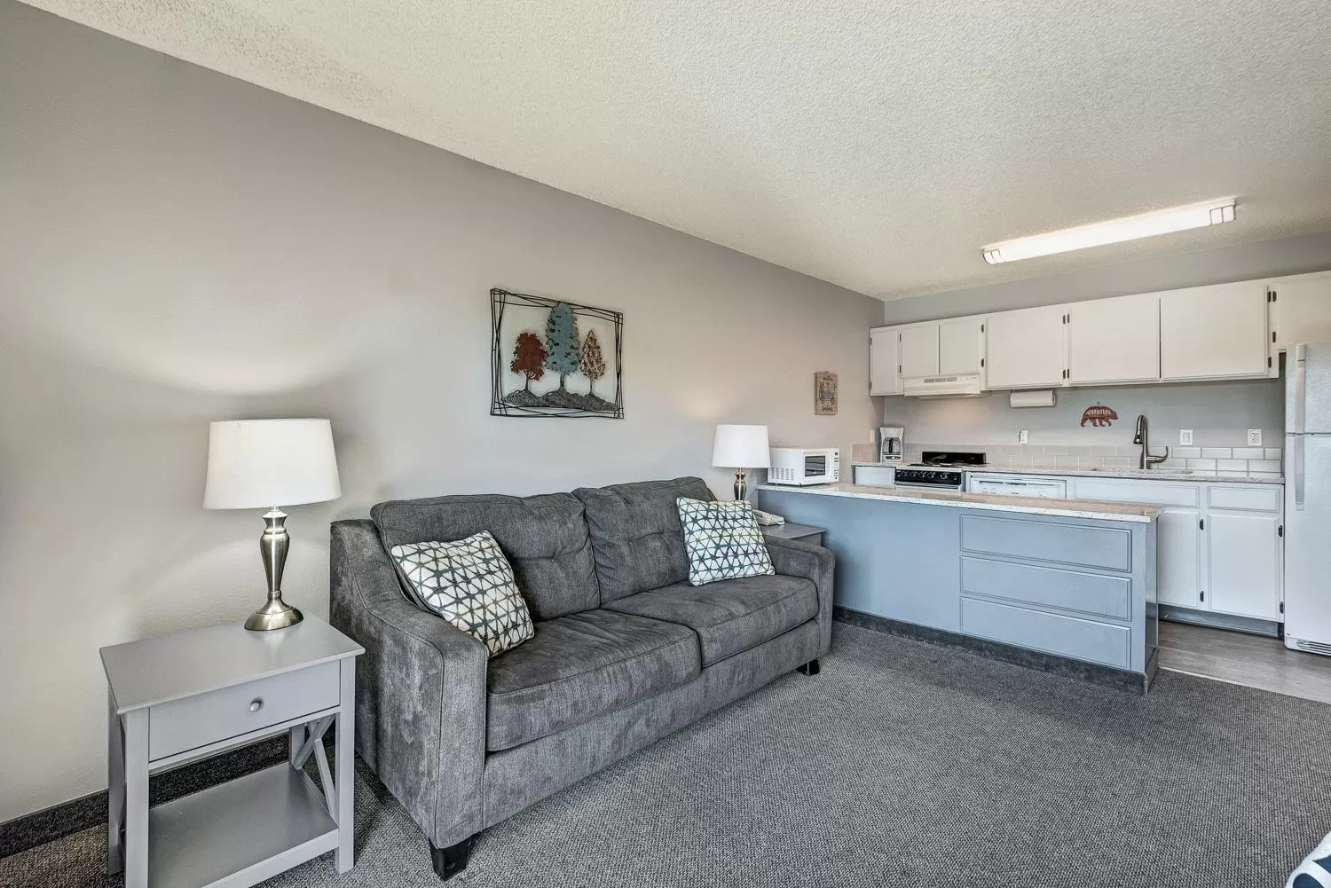 Kitchen or kitchenette, Kitchen/Kitchenette in Bend Riverside Condos