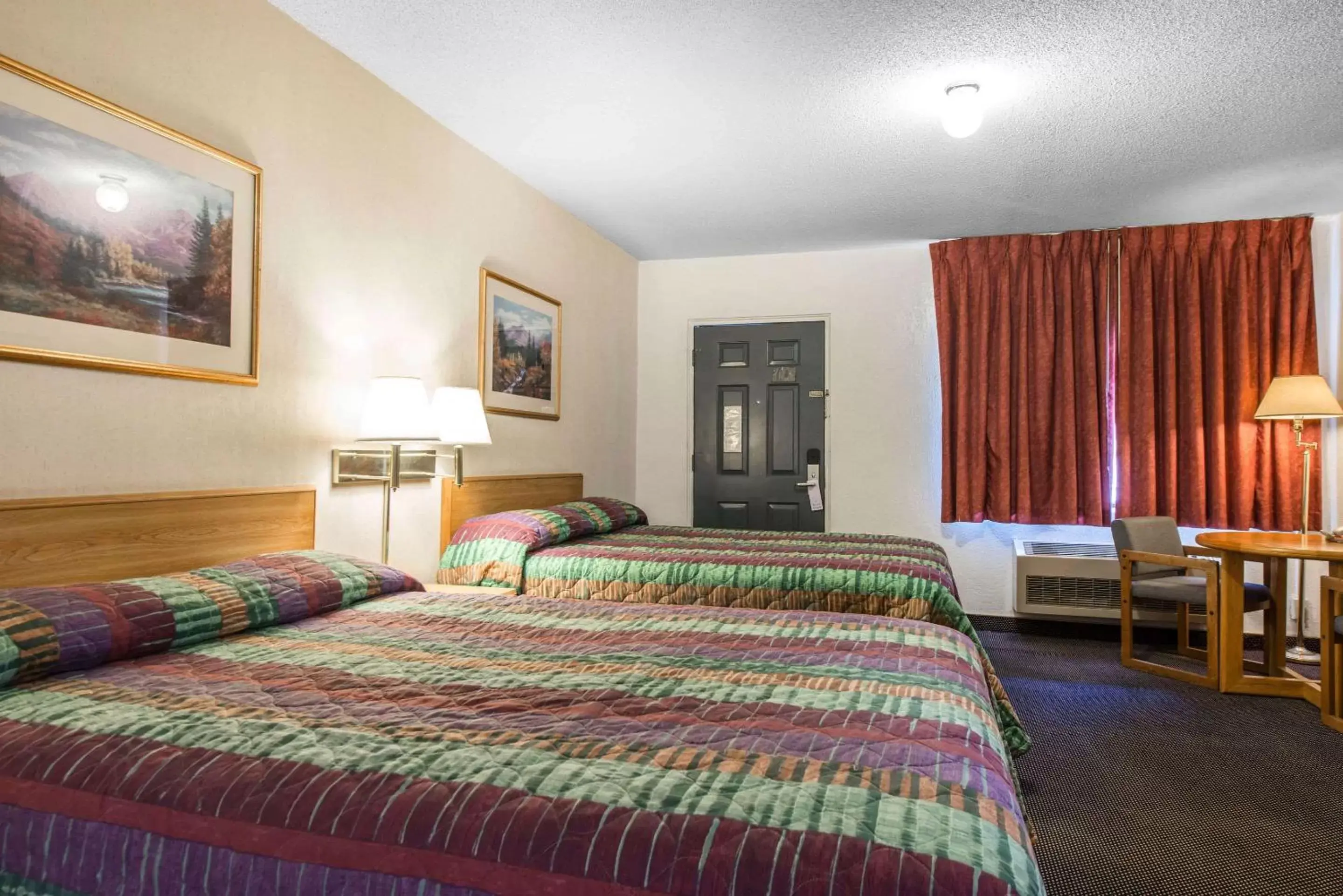 Photo of the whole room, Bed in Rodeway Inn & Suites Colorado Springs