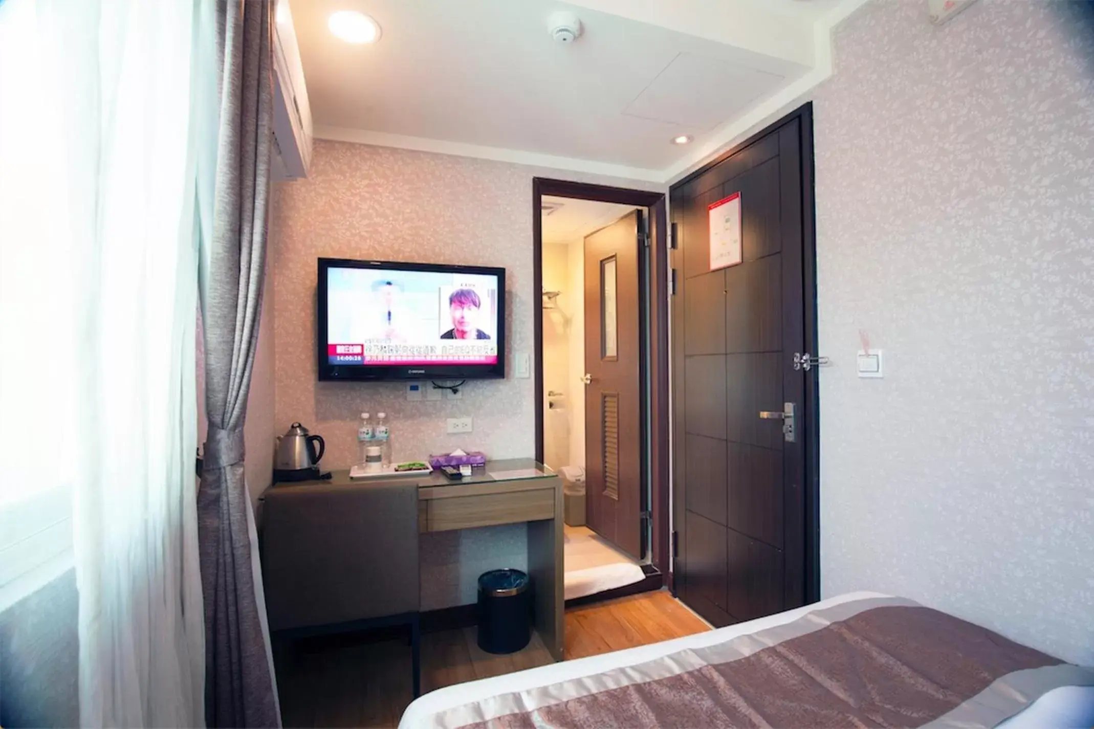 Bed, TV/Entertainment Center in True Friend Hotel