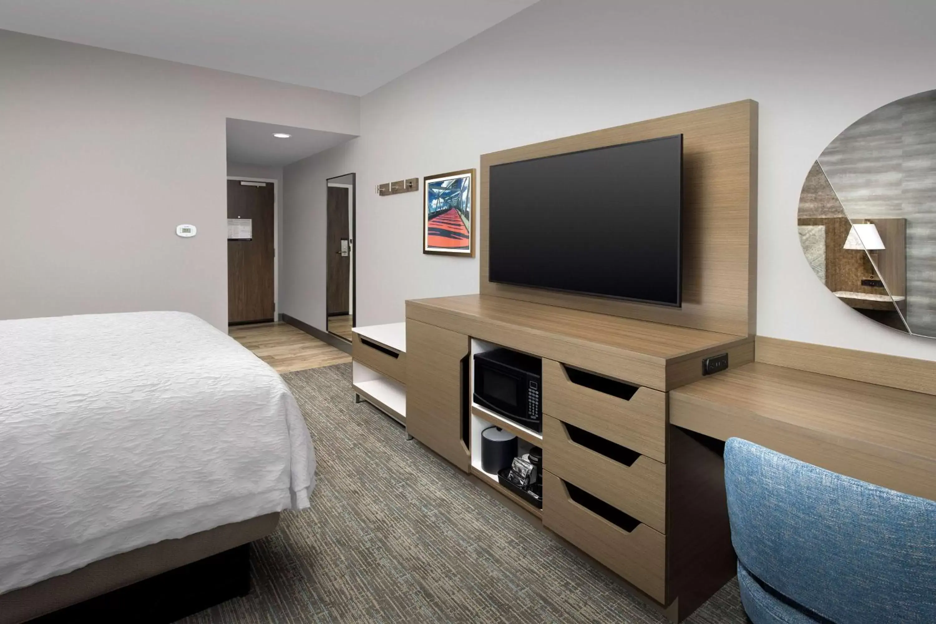 Bedroom, TV/Entertainment Center in Hampton Inn Boston Logan Airport Chelsea