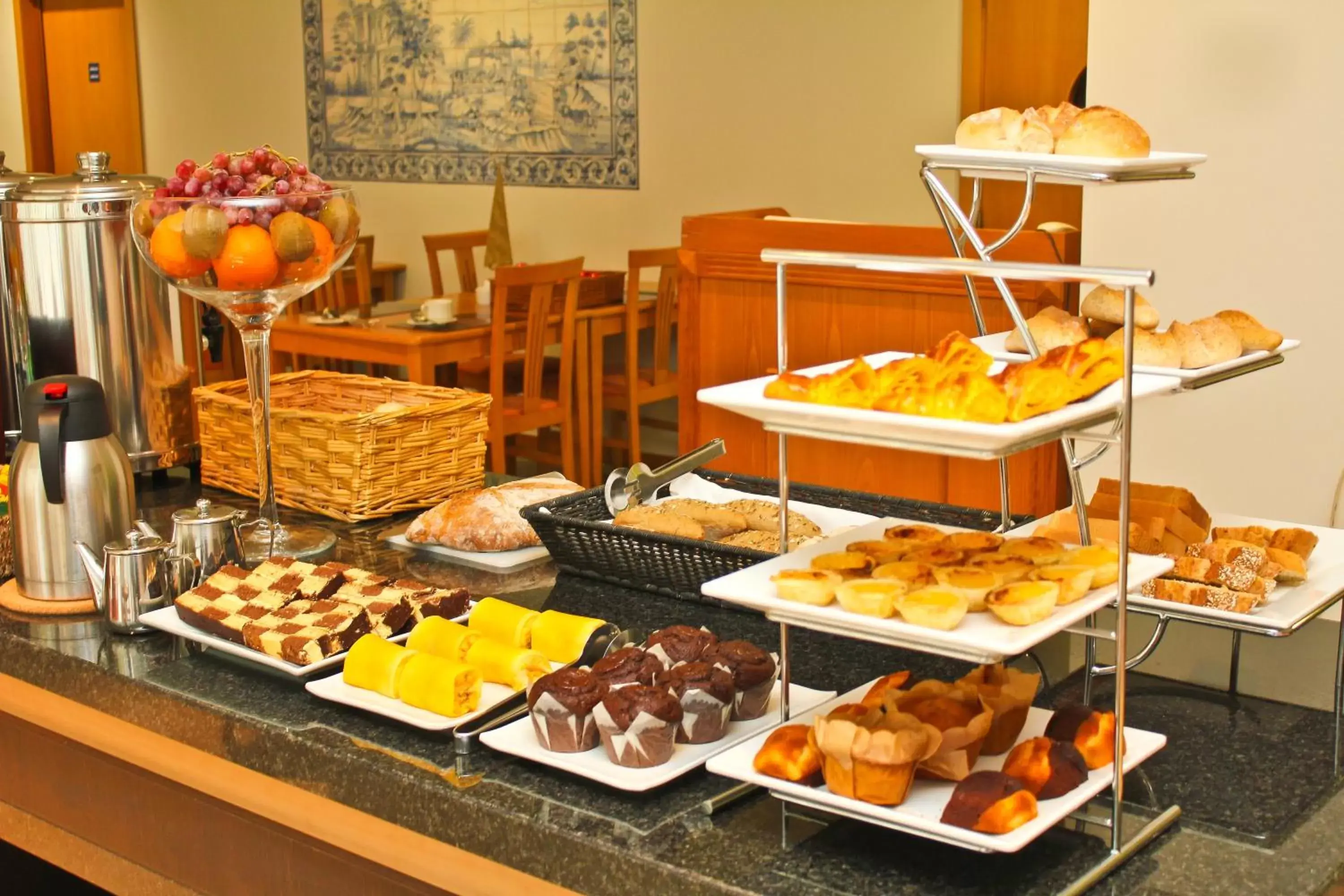 Restaurant/places to eat in TRYP by Wyndham Porto Centro Hotel