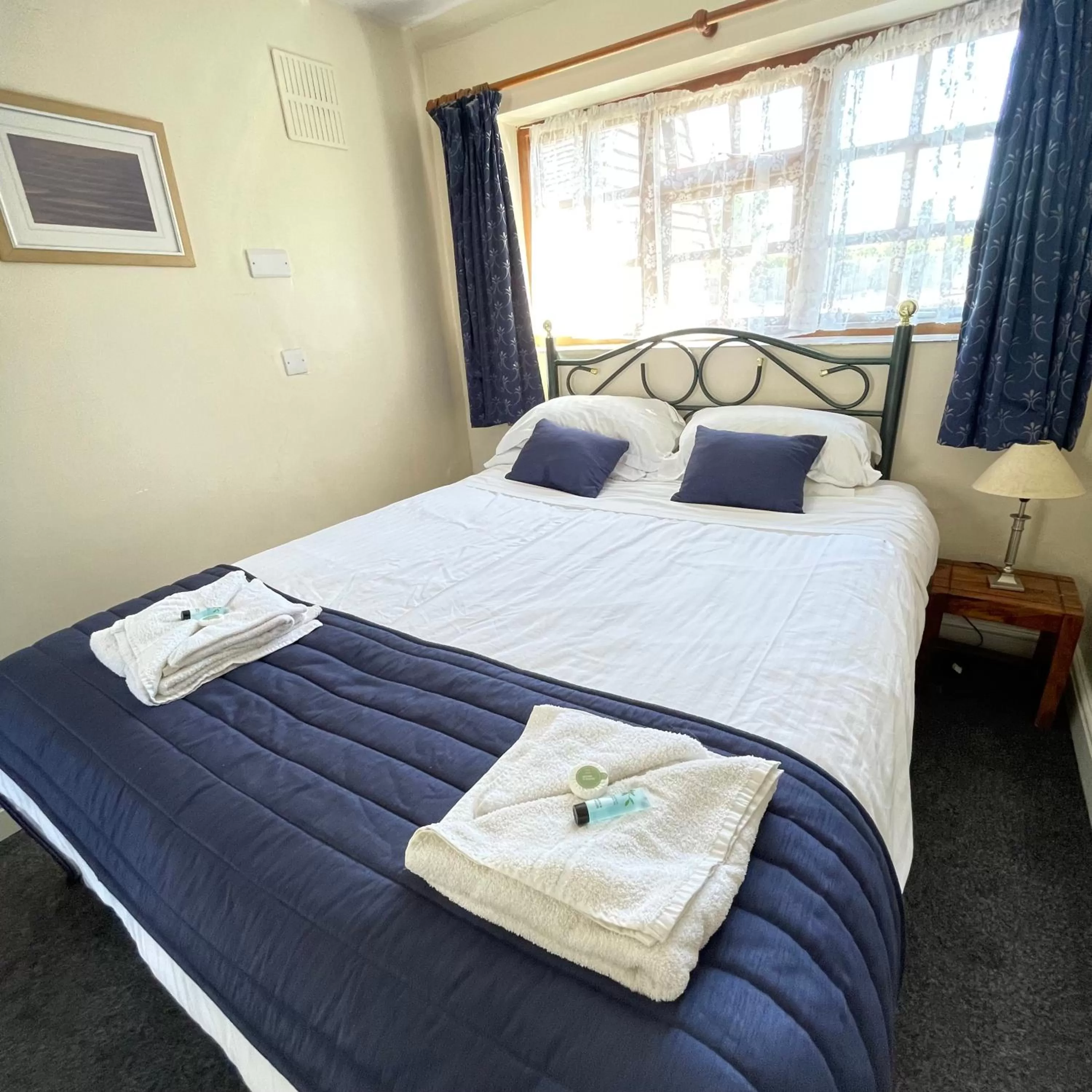 Bed in Halfway House Inn & Cottages