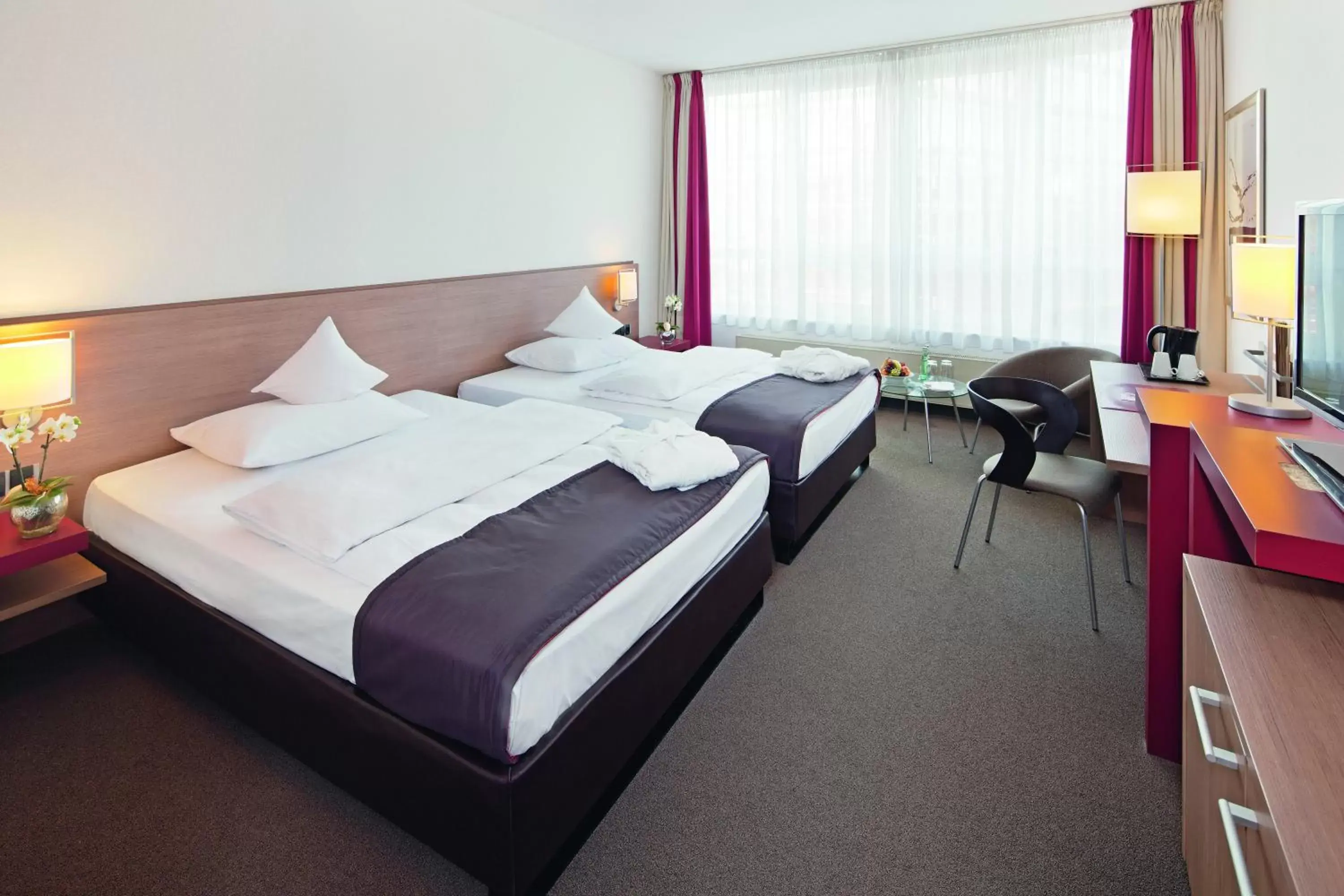 Photo of the whole room, Bed in Mövenpick Hotel Münster am Aasee