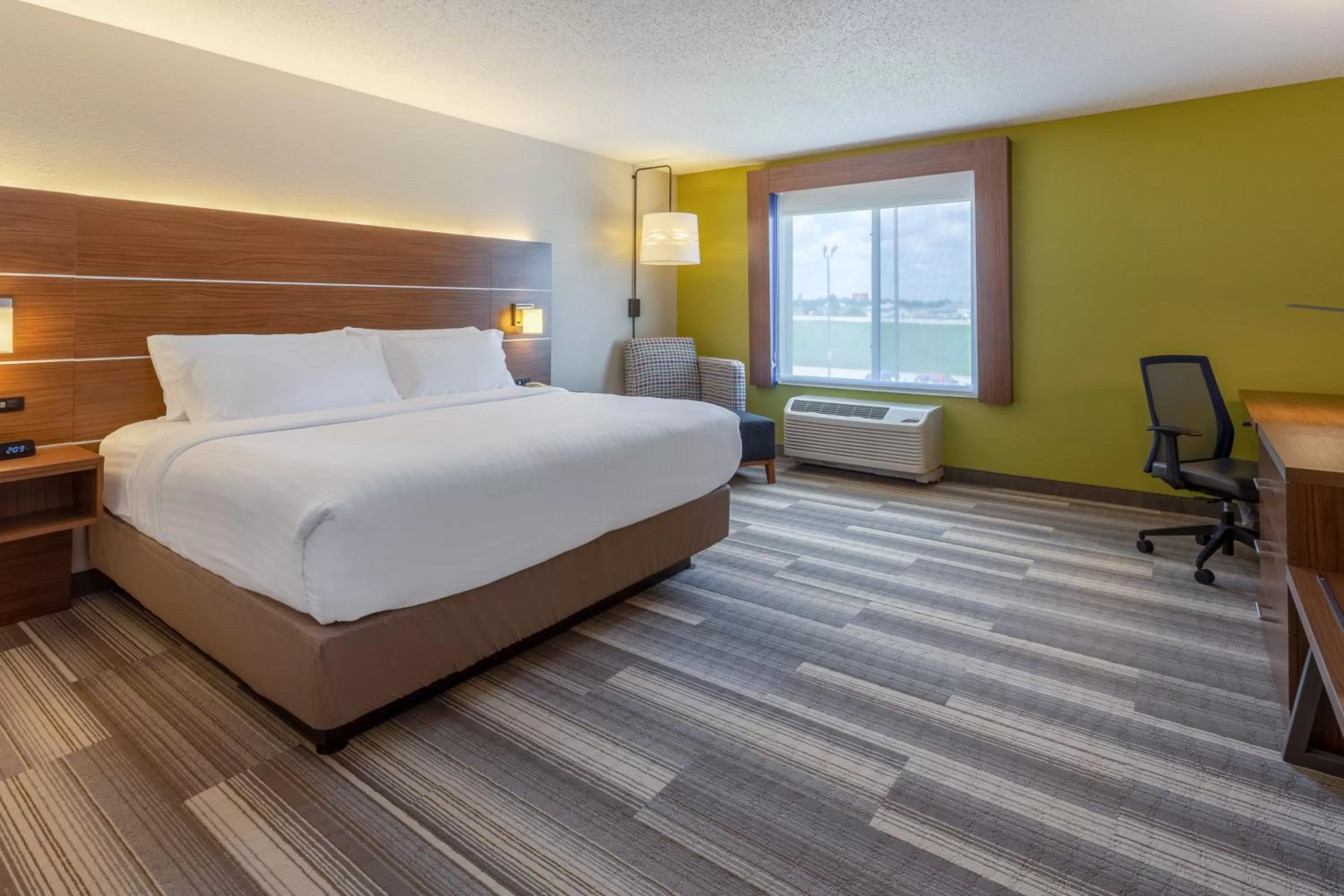 Photo of the whole room, Bed in Holiday Inn Express & Suites Vandalia by IHG