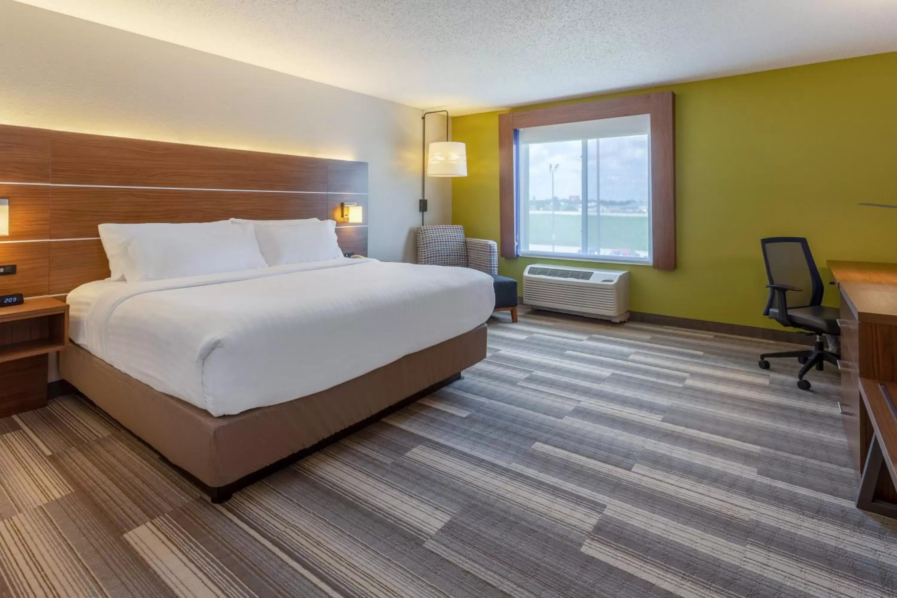 Photo of the whole room, Bed in Holiday Inn Express & Suites Vandalia, an IHG Hotel
