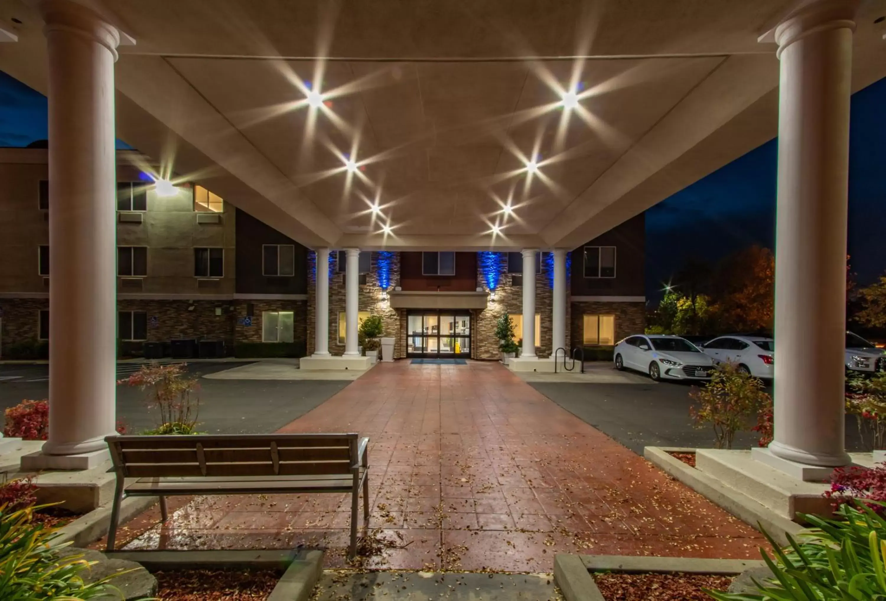 Property building in Holiday Inn Express Hotel & Suites Roseville - Galleria Area, an IHG Hotel
